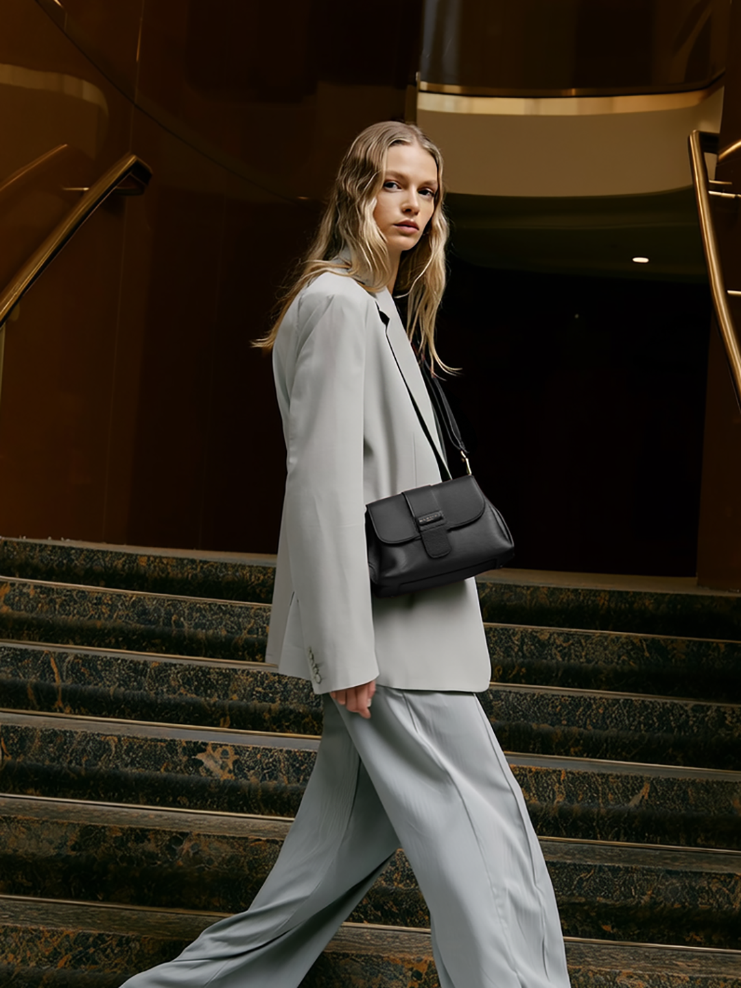 Кросс-боди с брендированным клапаном и широким ремнём от Nannini черного цвета