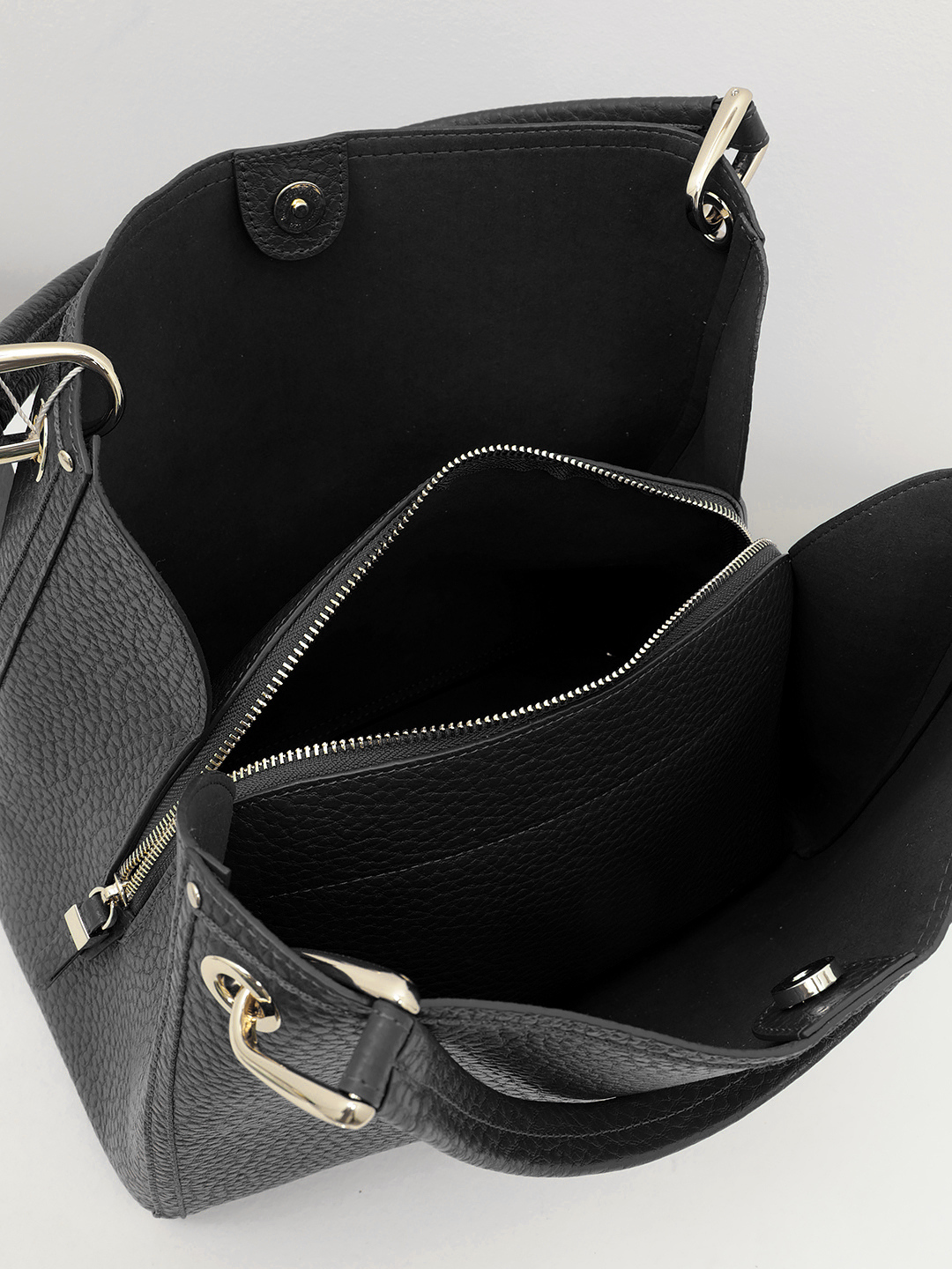 Тоут из натуральной чёрной кожи с золотистой фурнитурой и тиснёным логотипом KELLEN