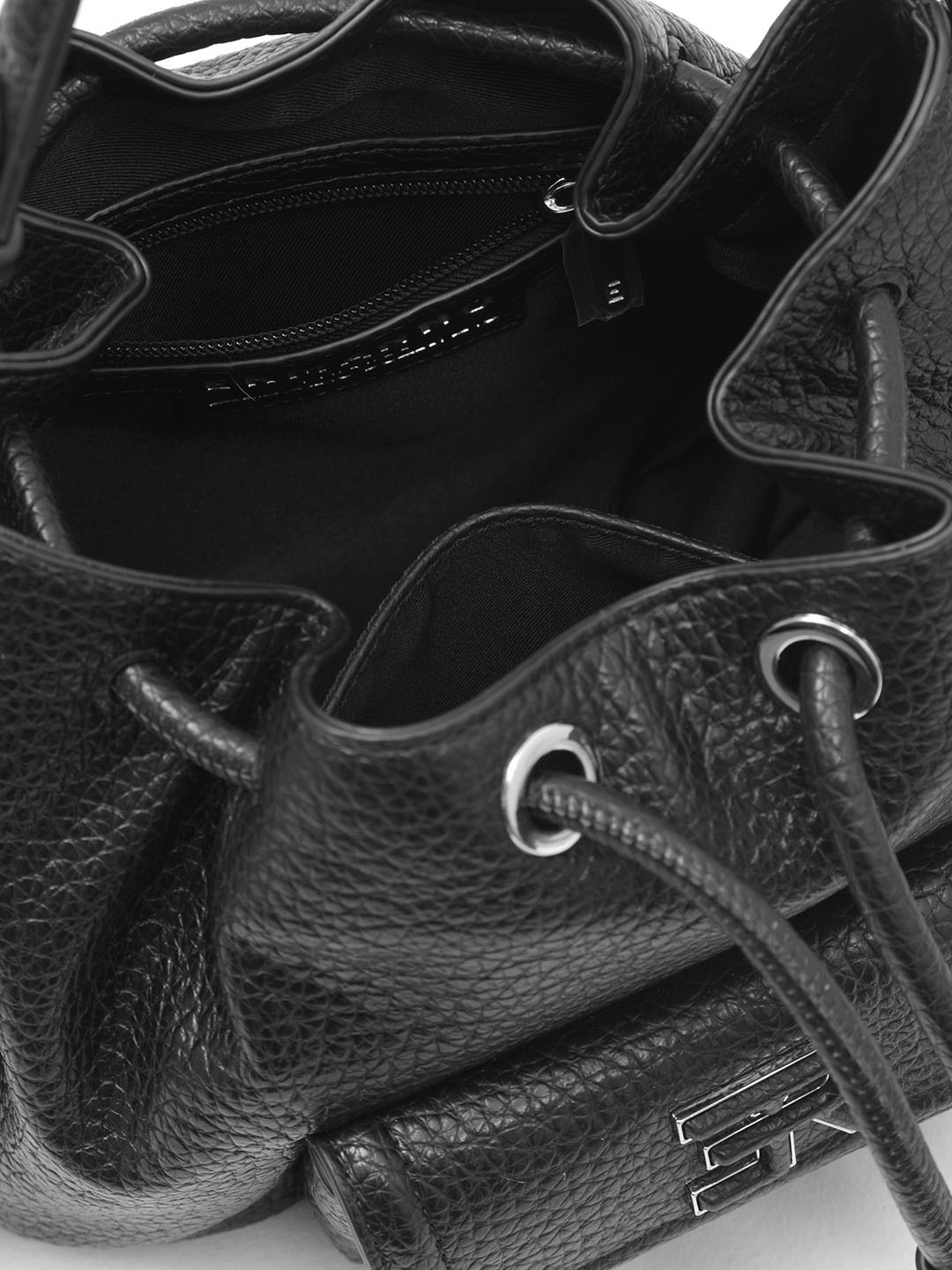 Сумка-мешок черного цвета с двумя карманами по бокам и одним спереди от Ermanno Firenze