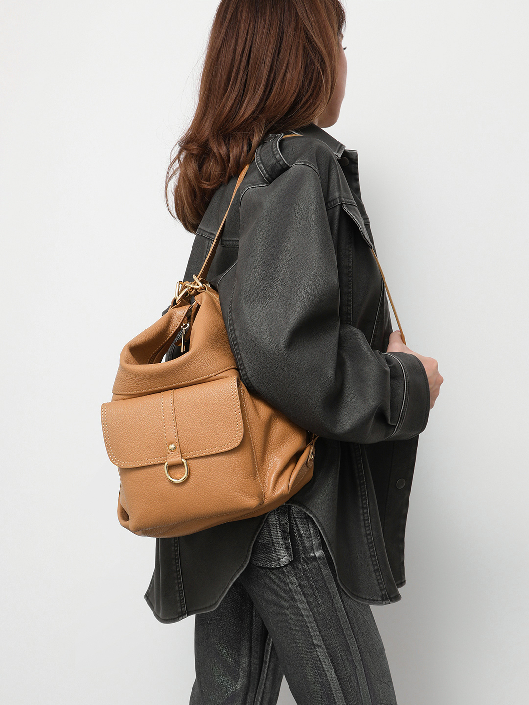 Рыжая сумка-рюкзак с пряжкой на внешнем кармане от FOLLE