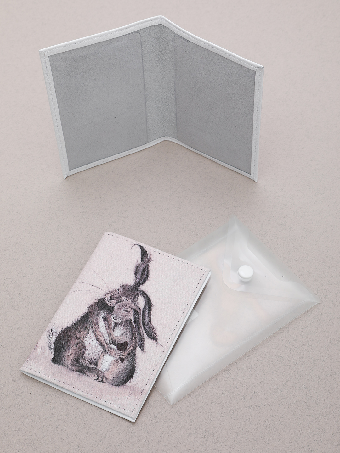 Обложка для паспорта от Alessandro Beato влюблённые зайцы