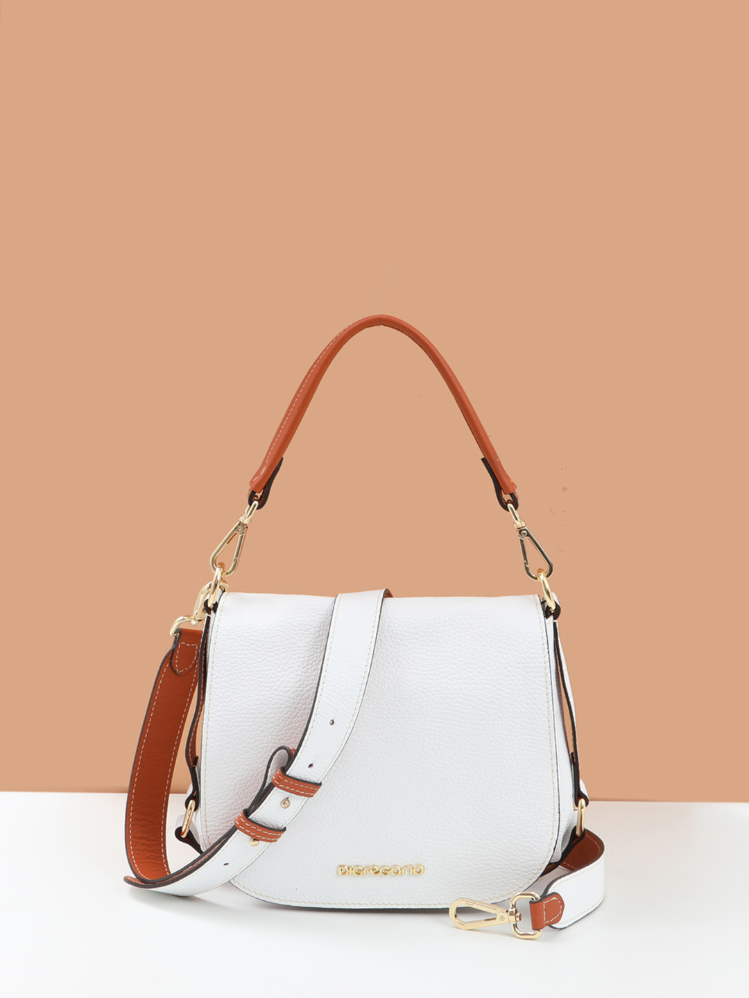 Полукруглая кросс-боди с длинным ремнем от Di Gregorio в белом цвете с рыжей отделкой