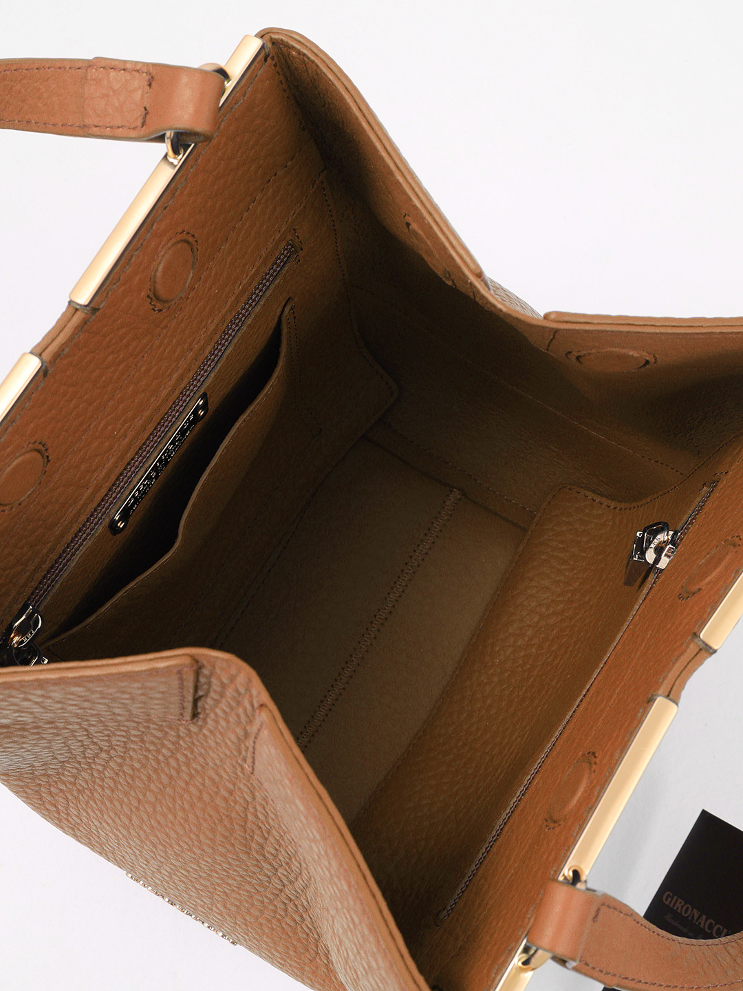 Стильный тоут на магнитах с золотистой монограммой Gironacci из премиальной кожи рыжего цвета cognac