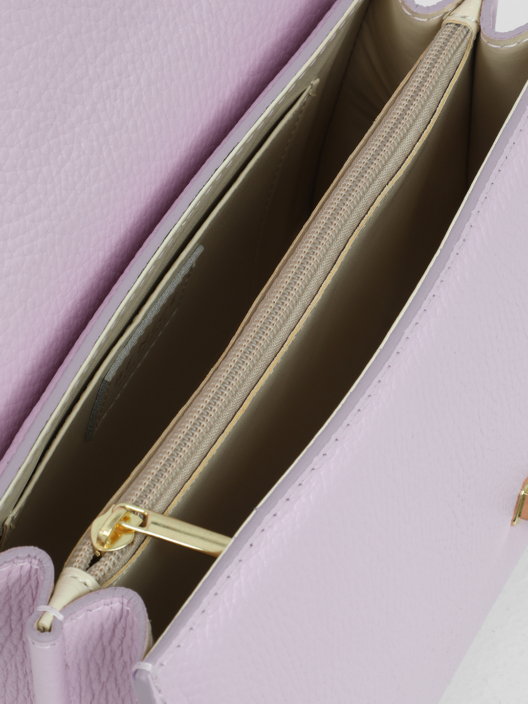 Сумка-сэтчел с треугольным клапаном от BE NICE из натуральной кожи лавандового цвета iris