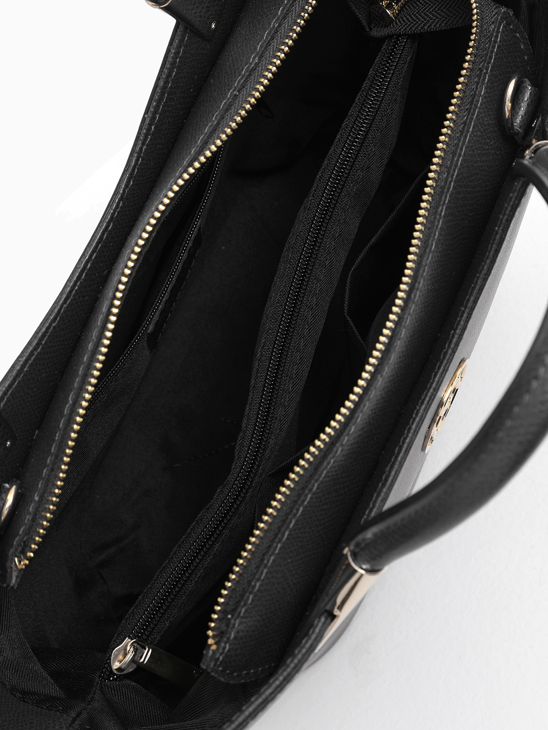 Сумка-лодочка из натуральной кожи чёрного цвета с круглой фурнитурой BE NICE