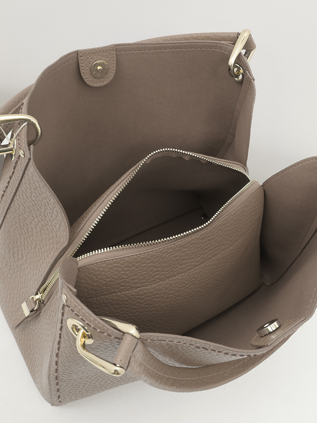 Тоут из натуральной кожи цвета тауп с золотистой фурнитурой и тиснёным логотипом KELLEN