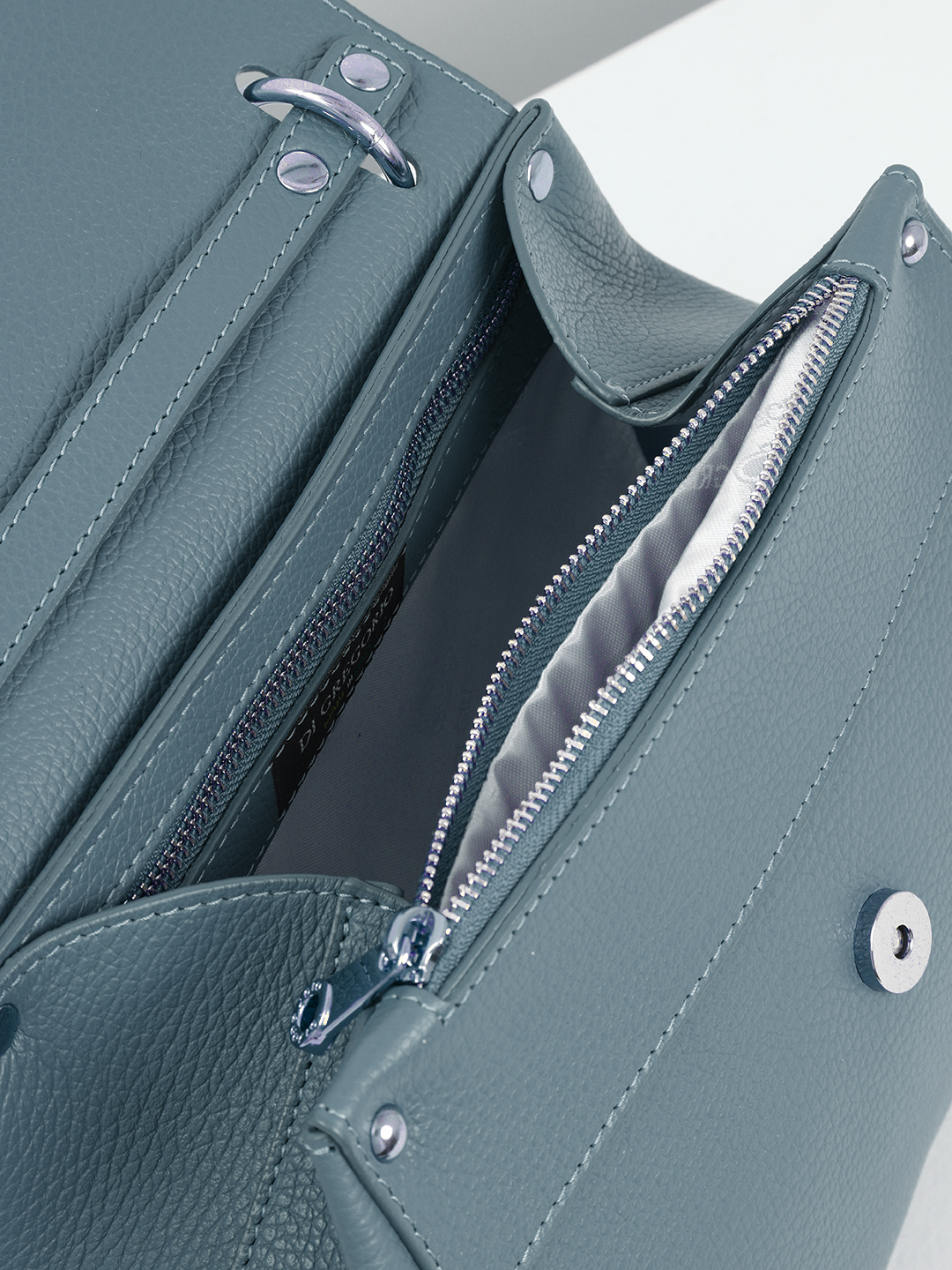 Сэтчел с металлической пряжкой с гравировкой Di Gregorio в голубом оттенке