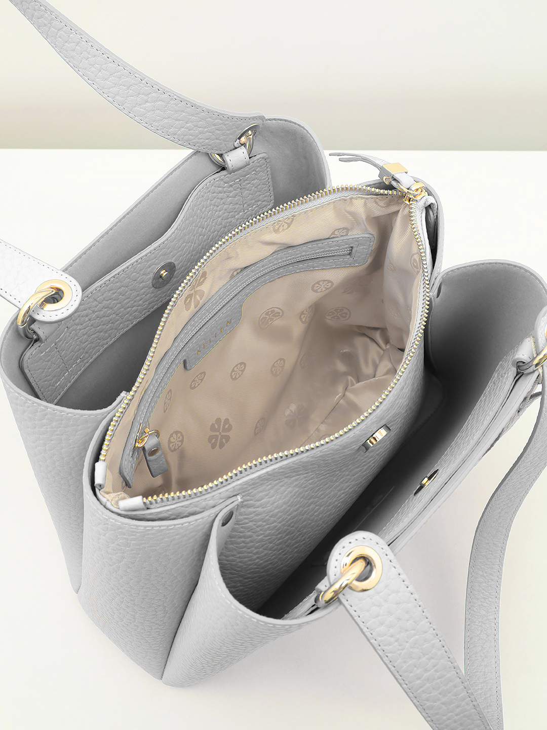 Сумка-тоут с металлическими буквами KELLEN из крупнозернистой кожи светло-серого оттенка