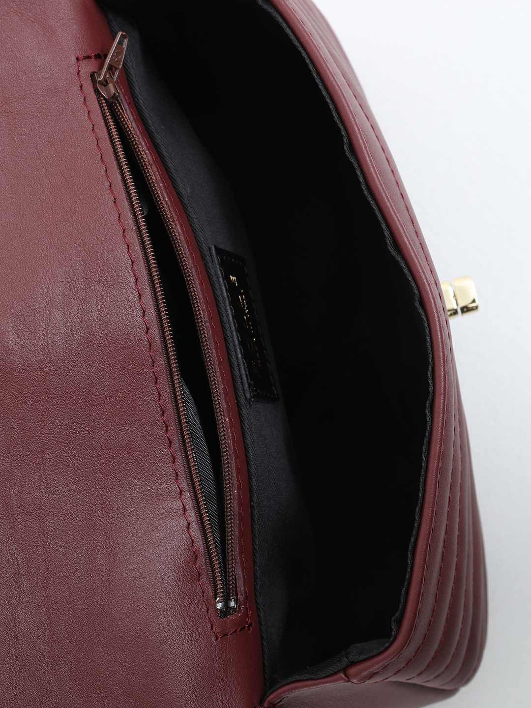 Сумка кросс-боди со стёжкой и фурнитурой в виде сердца от Folle в бордовом цвете