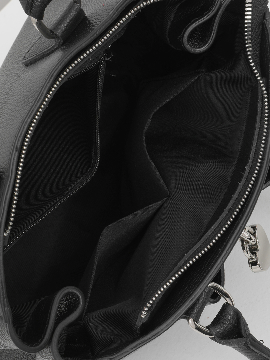 Чёрная сумка-тоут с кожаным бантом и фурнитурой-сердцем от Folle