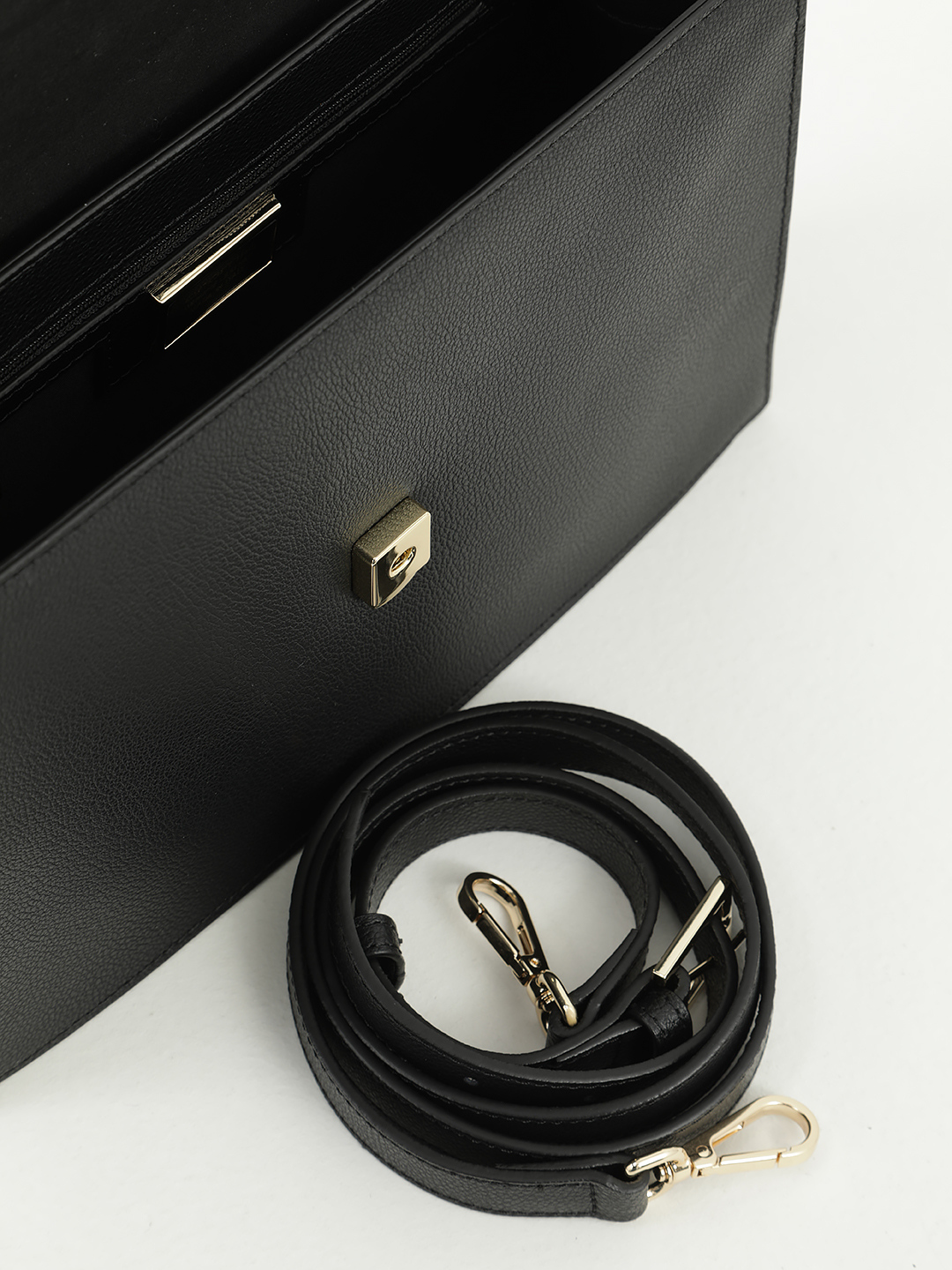 Классическая сумка с клапаном из натуральной кожи чёрного цвета от CROMIA