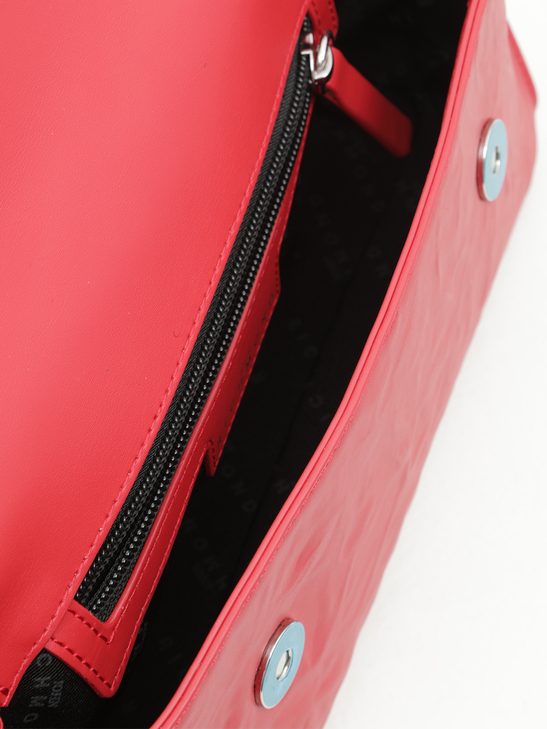 Красная сумка на магнитах с логотипом John Richmond 