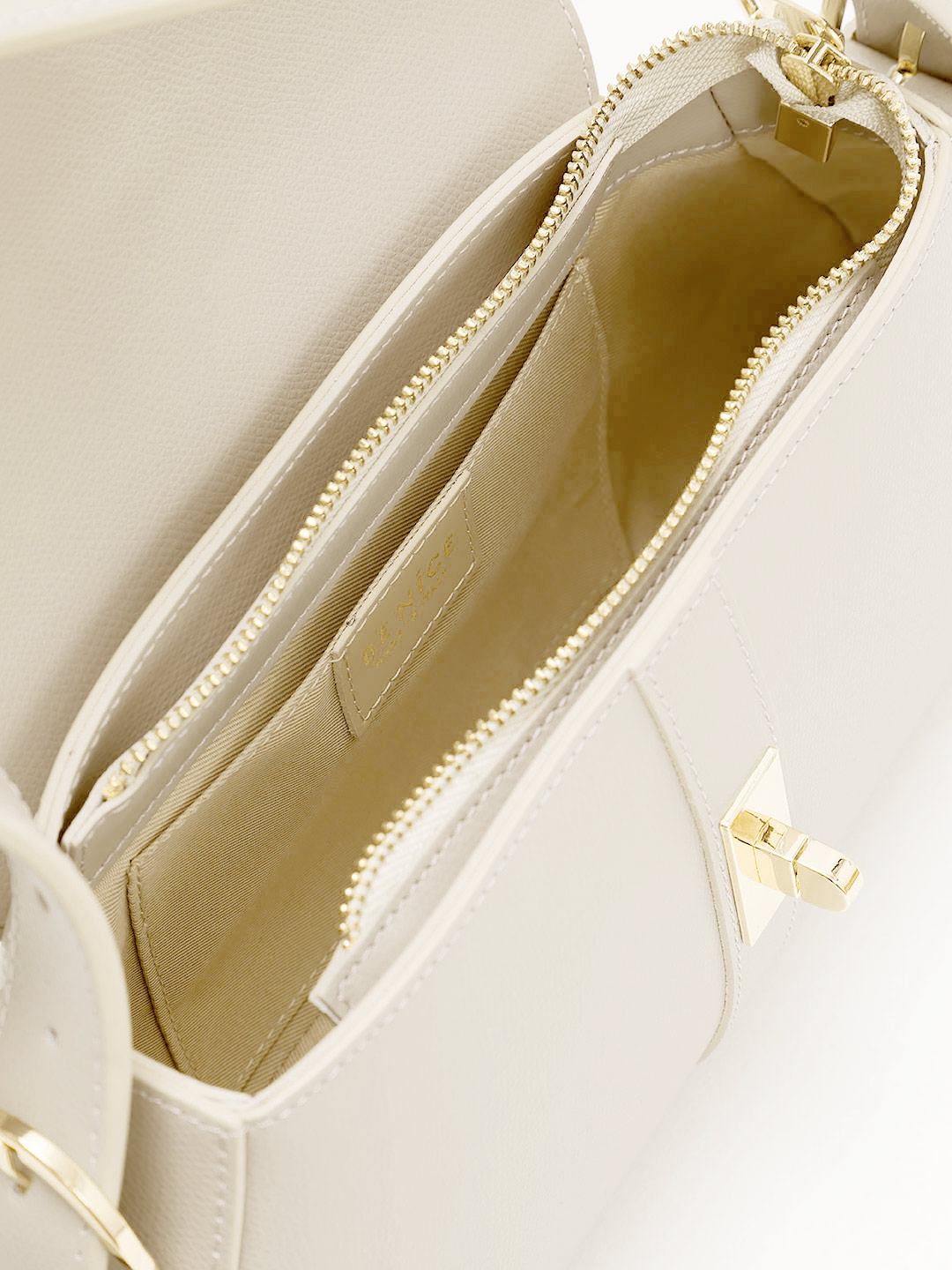 Сумка-багет жесткой формы с поворотным замком от Be Nice из кожи бежевого цвета