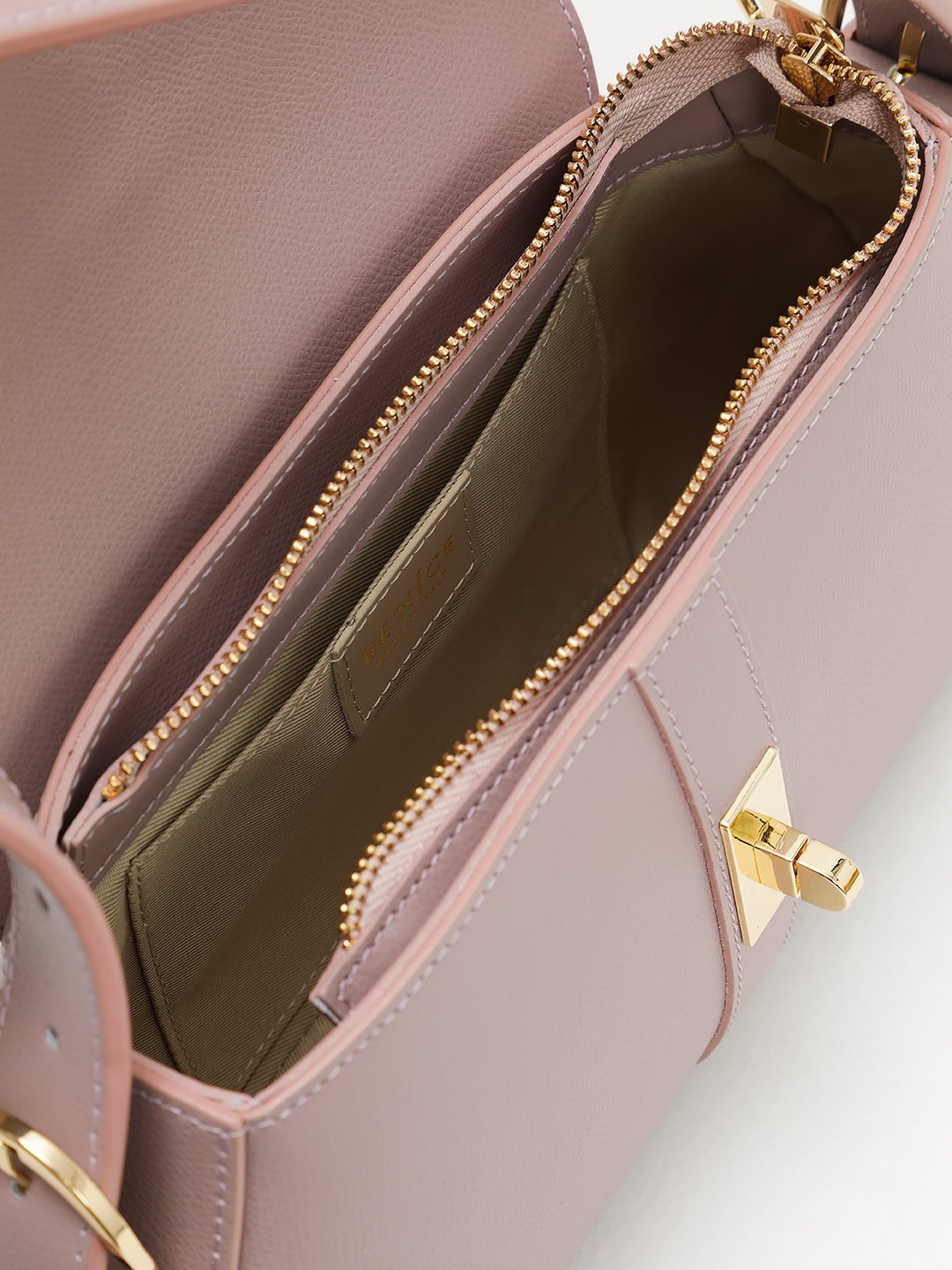 Сумка-багет жесткой формы с поворотным замком от Be Nice из кожи цвета античной розы