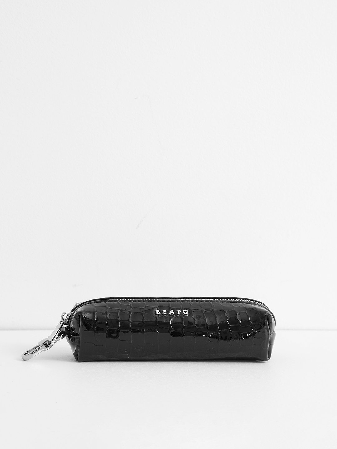 Ключница с тиснением под крокодила и серебристой фурнитурой от Alessandro Beato в чёрном цвете