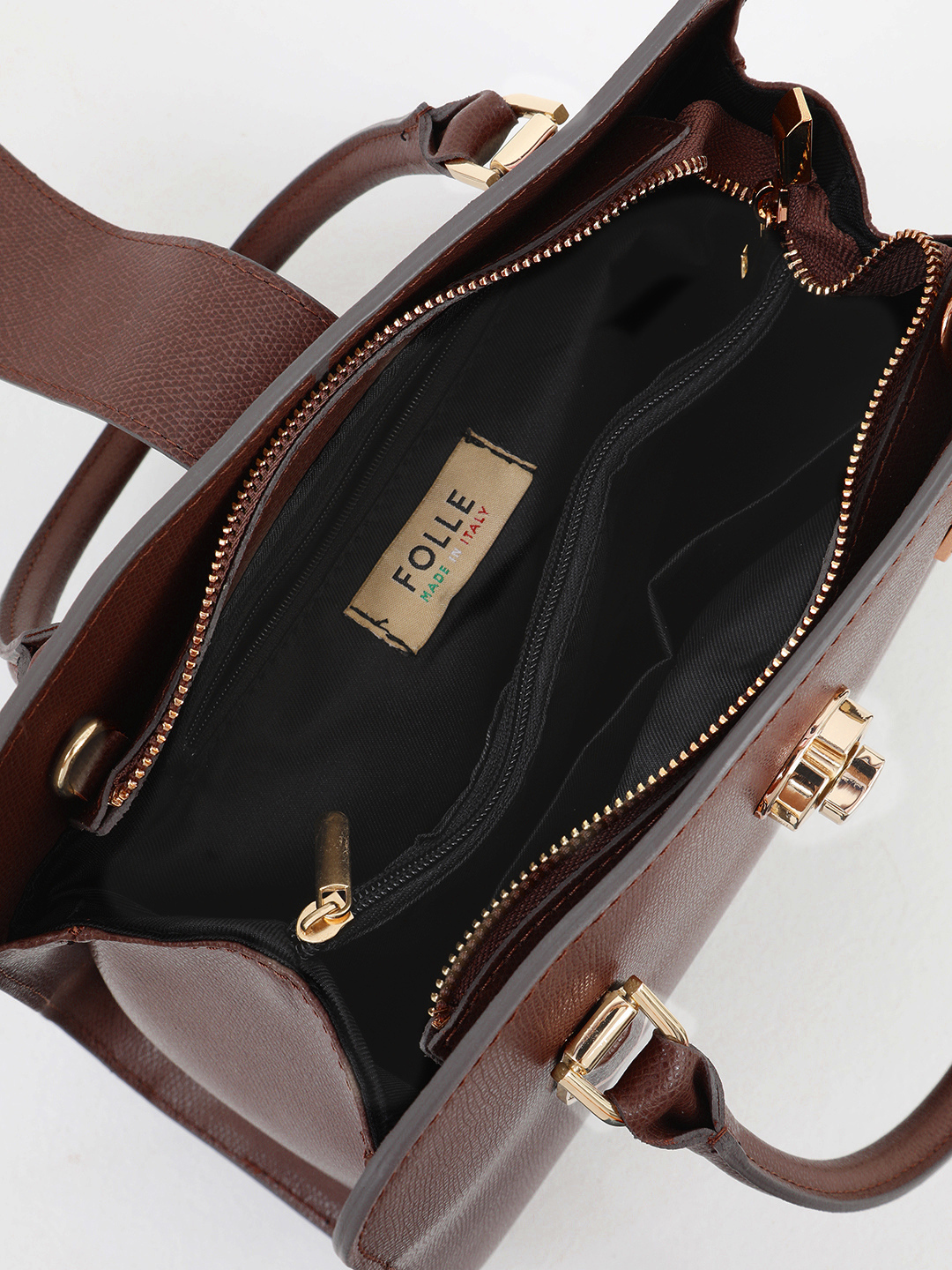 Сумка-тоут с поворотной золотистой фурнитурой от FOLLE в коричневом цвете