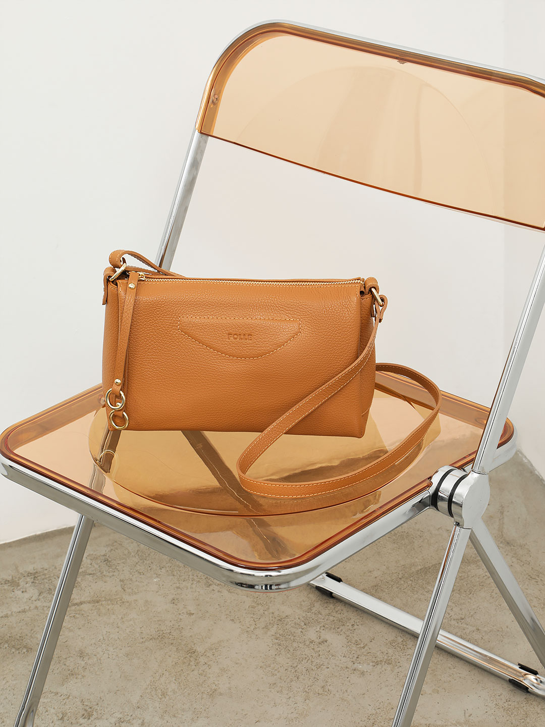 Кросс-боди с тремя отделениями и длинными пуллерами от FOLLE из кожи рыжего цвета