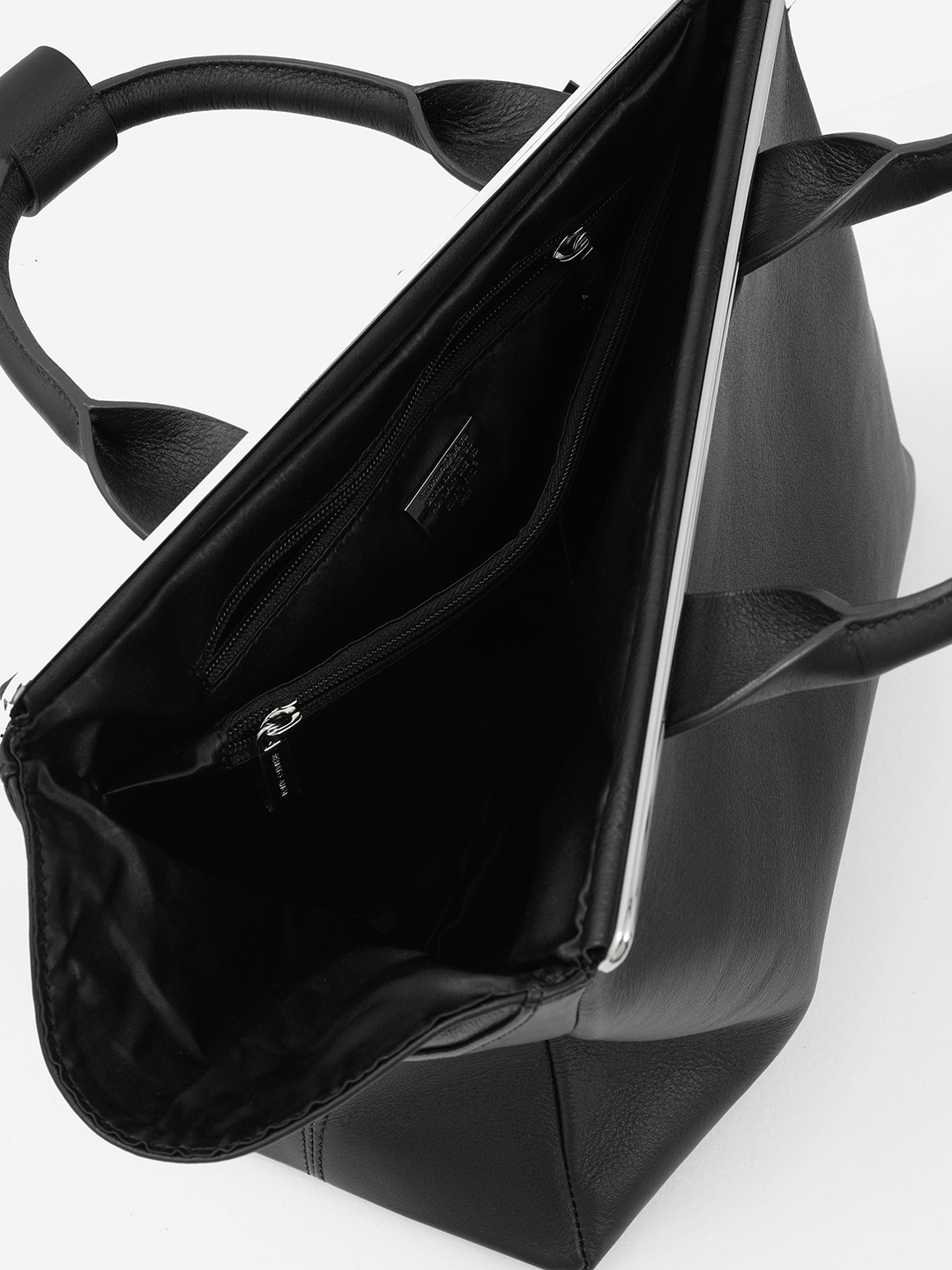 Чёрная сумка с серебристой металлической фурнитурой от Renato Angi