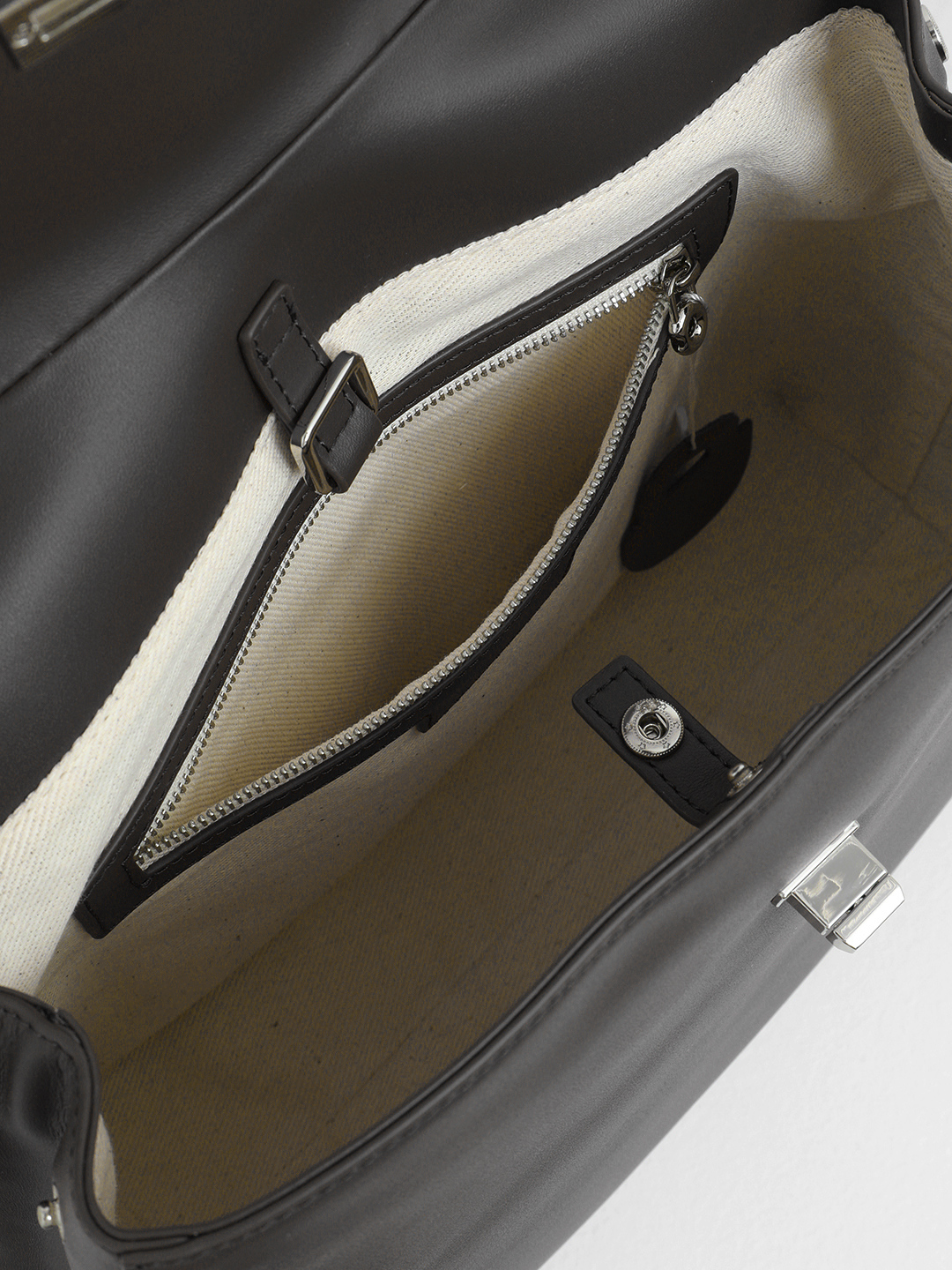 Сумка-рюкзак с поворотным замком от IVORY из гладкой кожи чёрного цвета