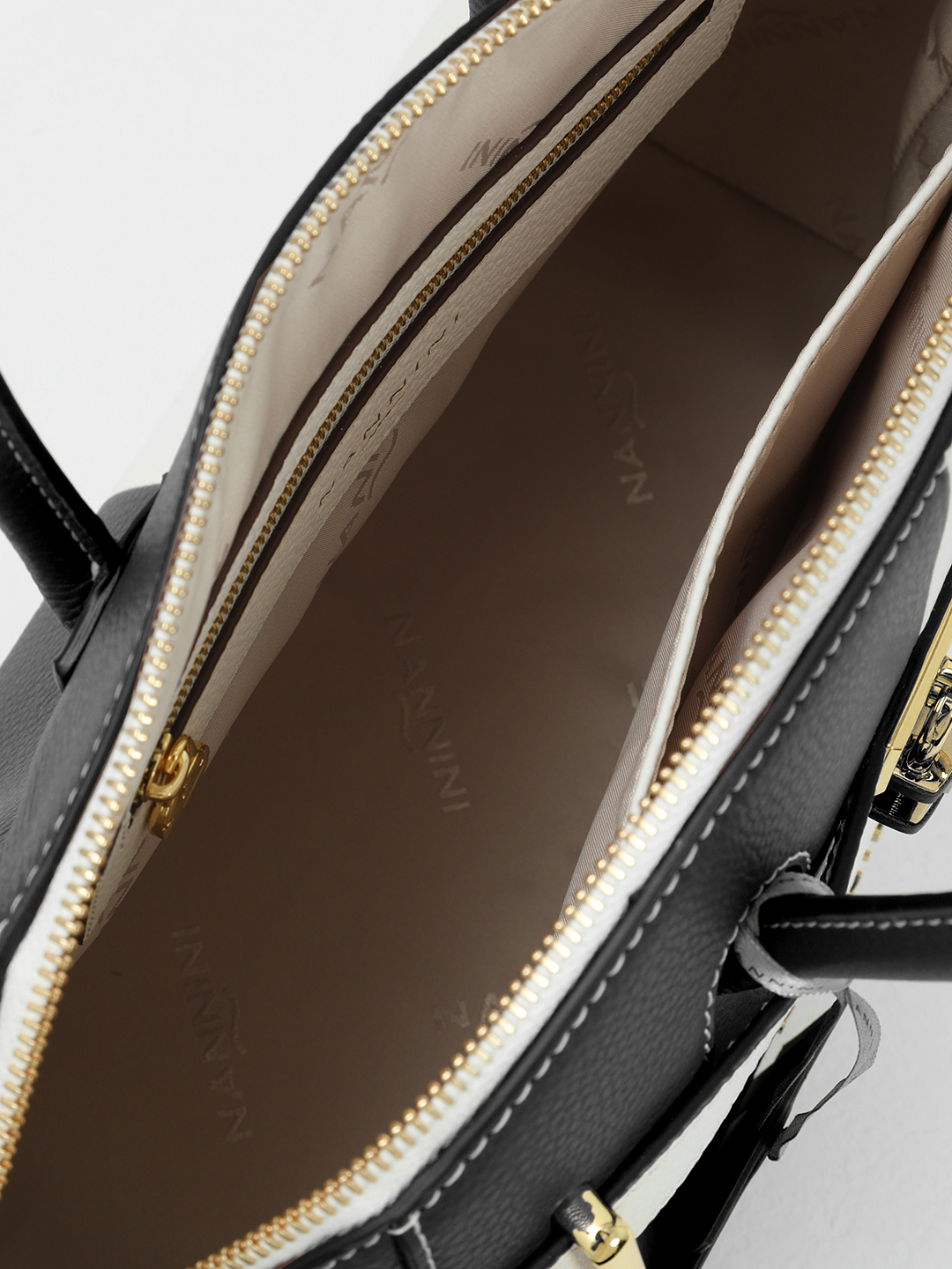 Сумка-тоут с фурнитурой-замком от NANNINI в сочетании чёрного цвета и белого цвета off-white