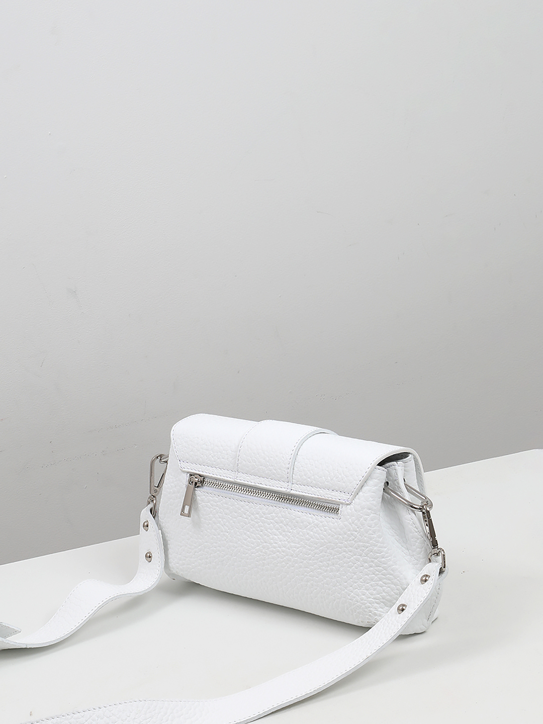 Кросс-боди на плечо с клапаном в виде ремня от FOLLE из натуральной кожи белого цвета