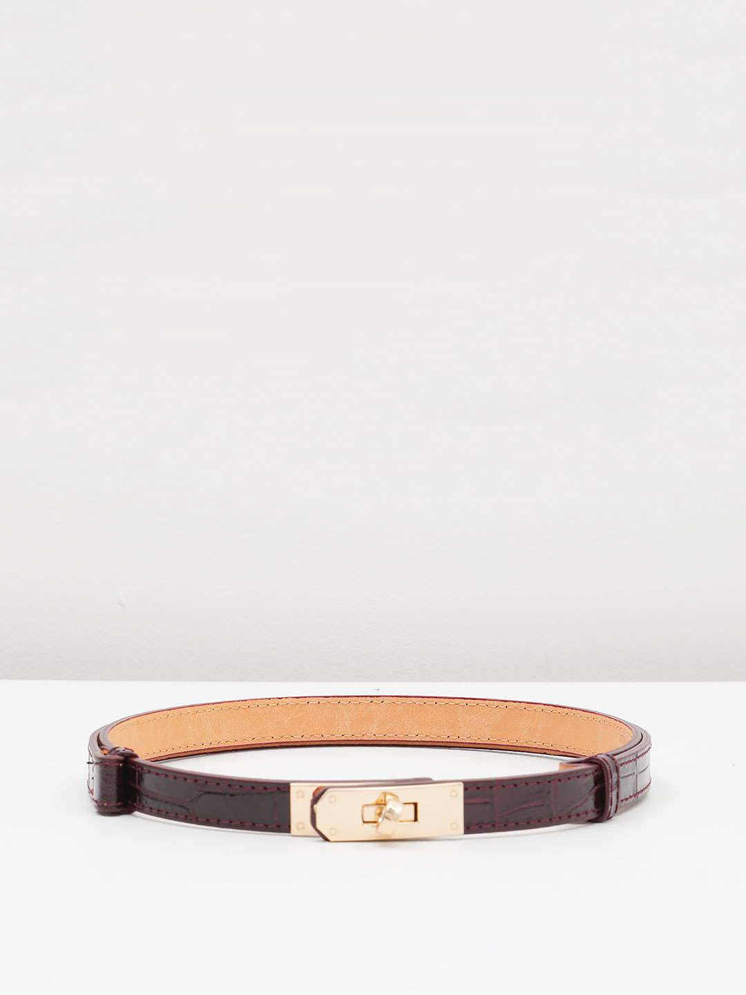 Женский ремень от FOLLE из натуральной кожи под крокодила бордового цвета