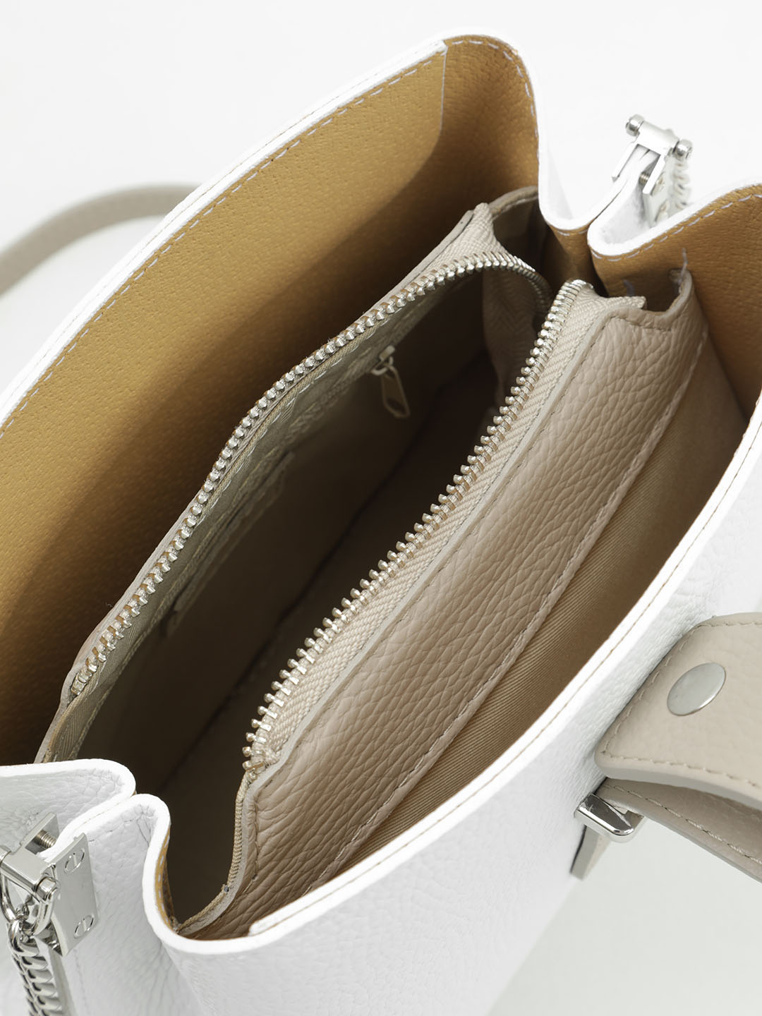 Кросс-боди с узким клапаном от Folle из натуральной зернистой кожи белого цвета