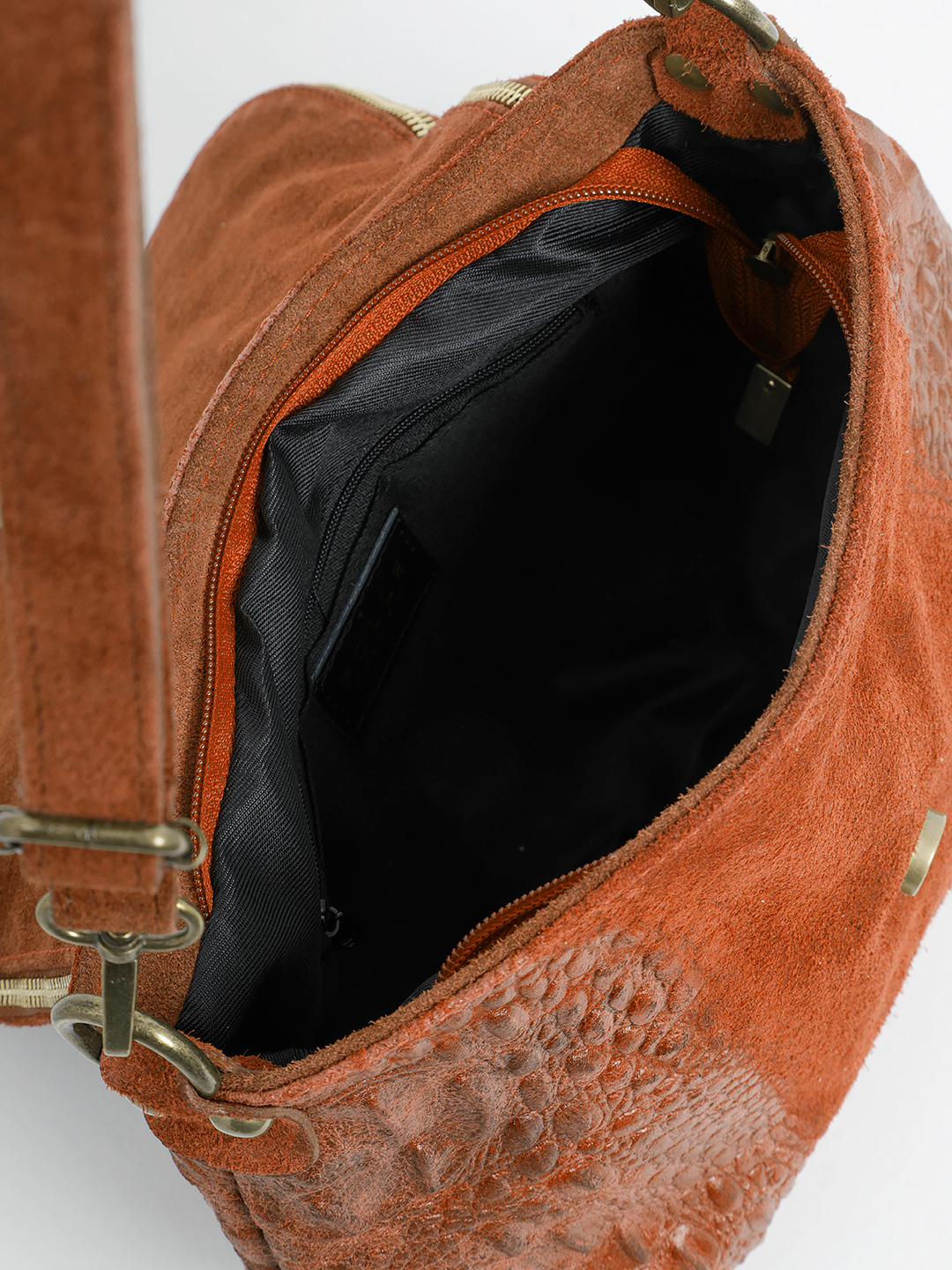 Замшевая кросс-боди с объёмным тиснением и фурнитурой под старину от FOLLE в рыжем цвете