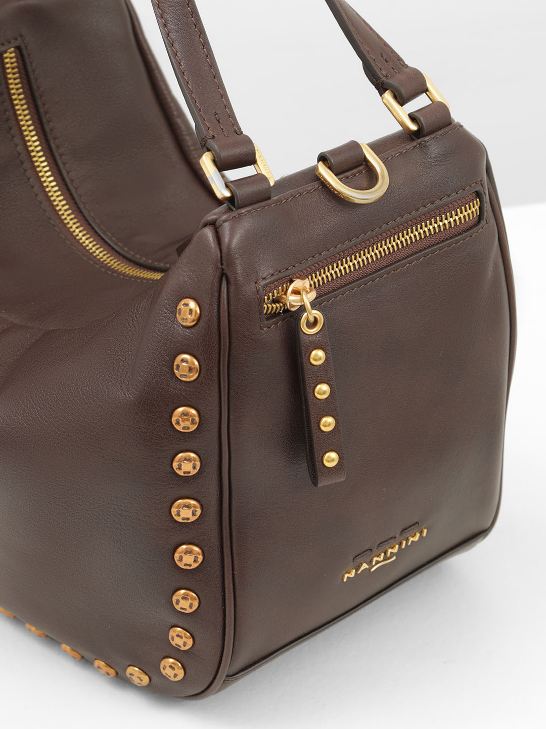 Сумка через плечо с двумя ручками и клепками в темно-рыжем цвете