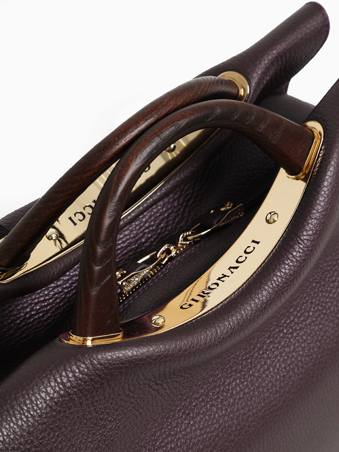 Сумка-тоут с ручками из натурального дерева и дугообразной фурнитурой с гравировкой от Gironacci в коричневом цвете