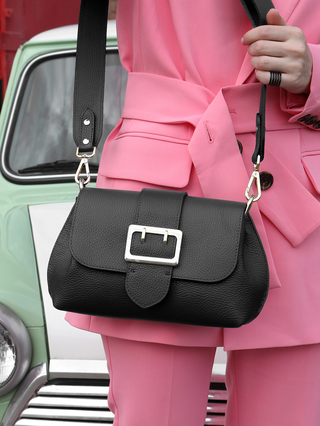 Сумка кросс-боди с фурнитурой в виде пряжки ремня от FOLLE в чёрном цвете