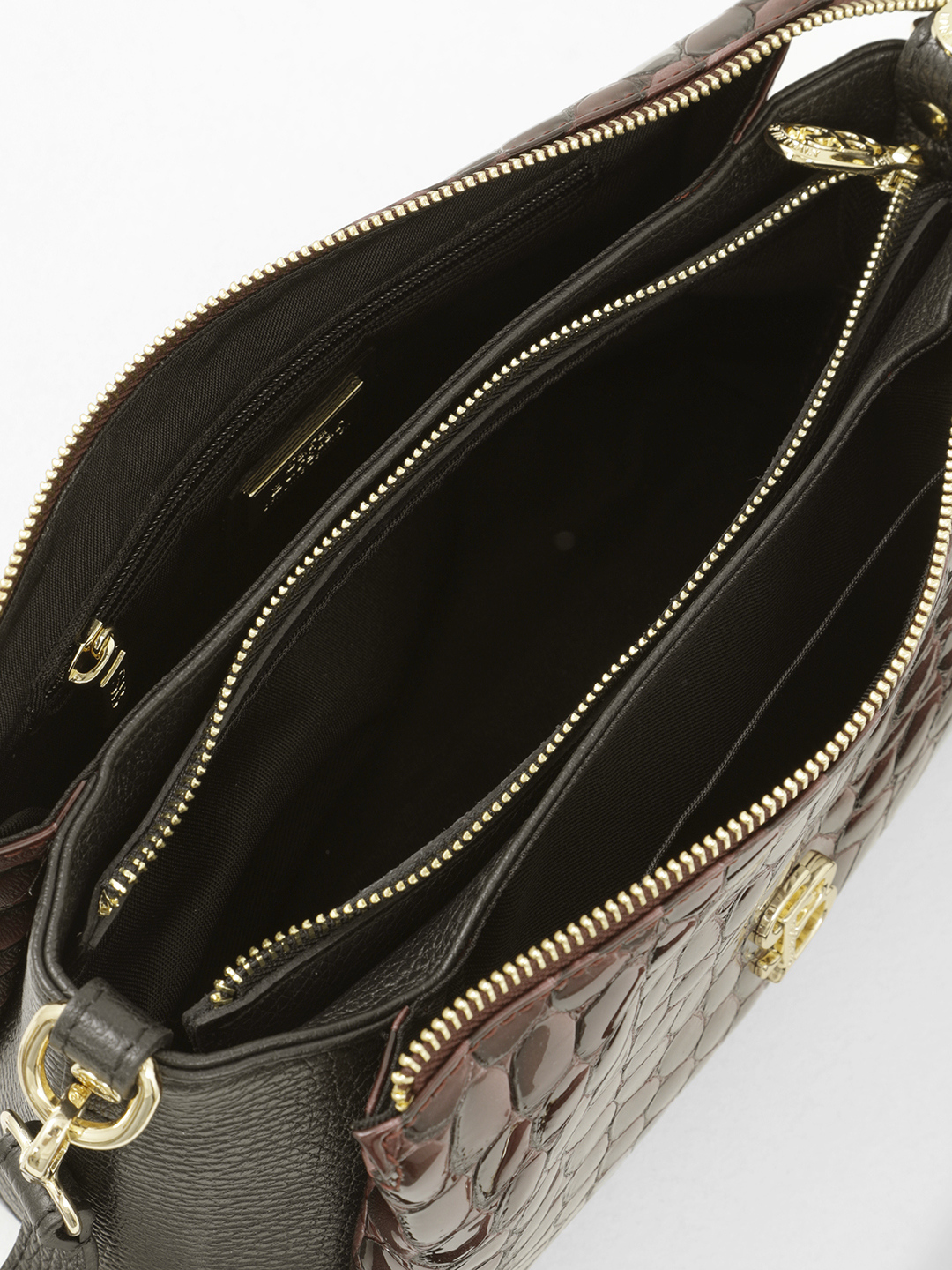 Кросс-боди из натуральной лаковой кожи под рептилию с металлическим логотипом Sara Burglar в коричневом цвете