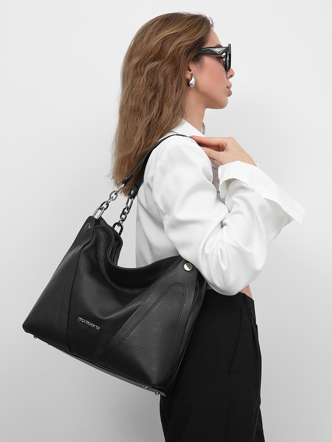 Классическая сумка из натуральной чёрной кожи с серебристой фурнитурой и цепочками у ручек от Di Gregorio