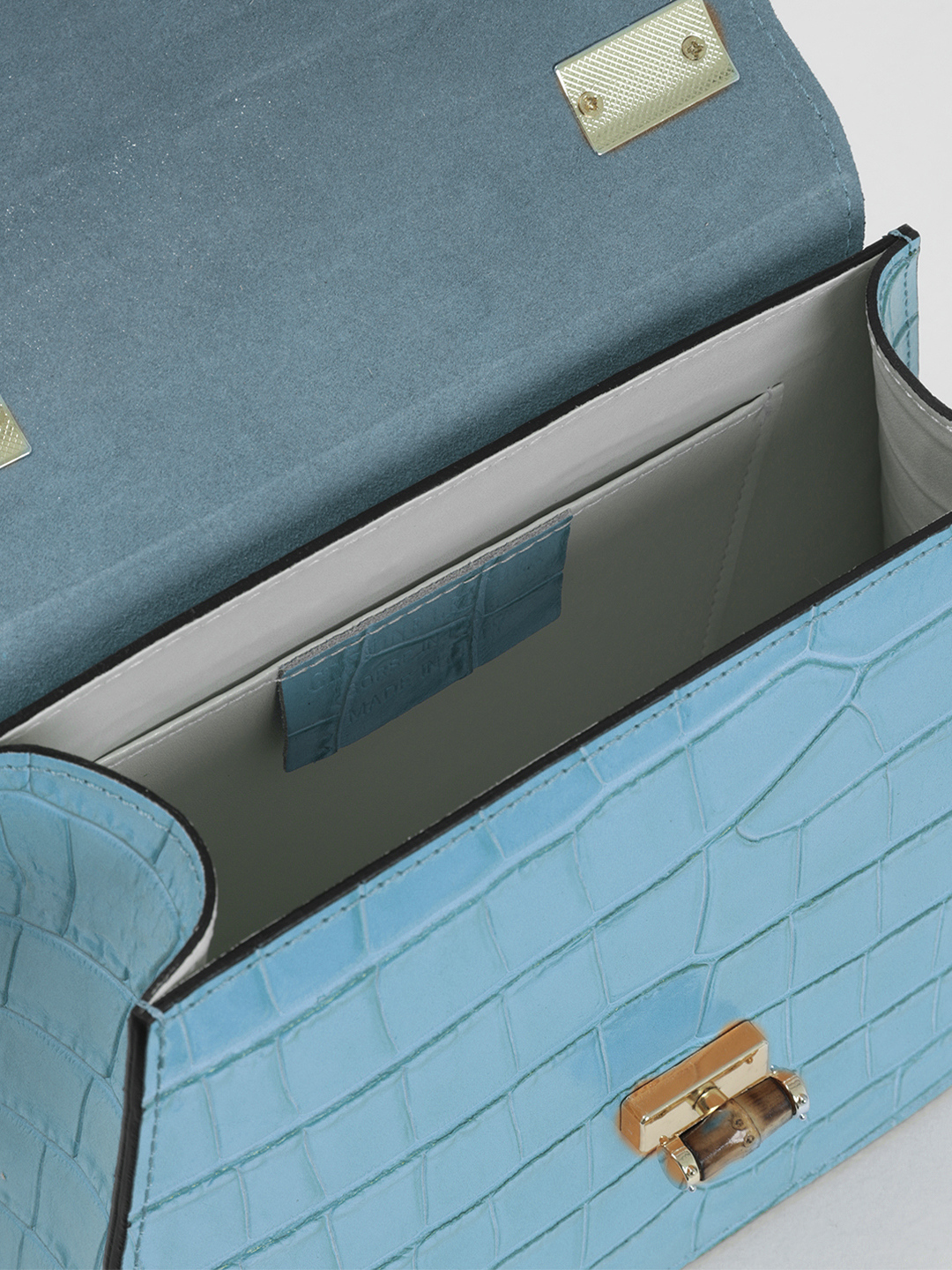 Сумка-сэтчел с поворотной фурнитурой от BE NICE из кожи под крокодила лазурного оттенка