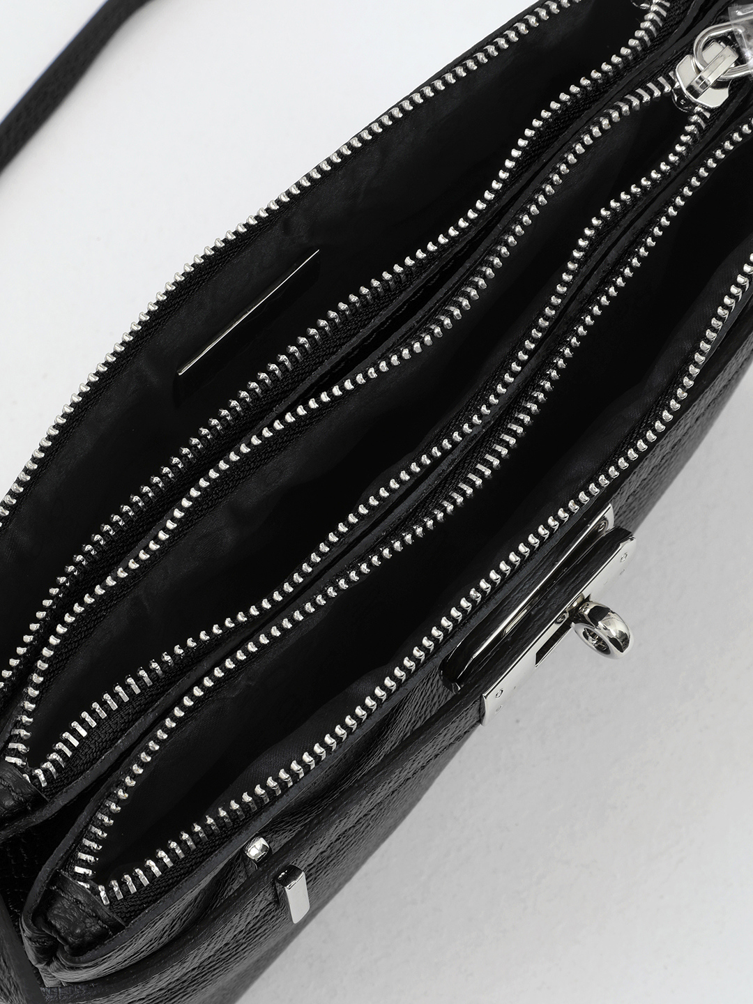 Кросс-боди с тремя отделениями и трендовым замком от Renato Angi в чёрном цвете