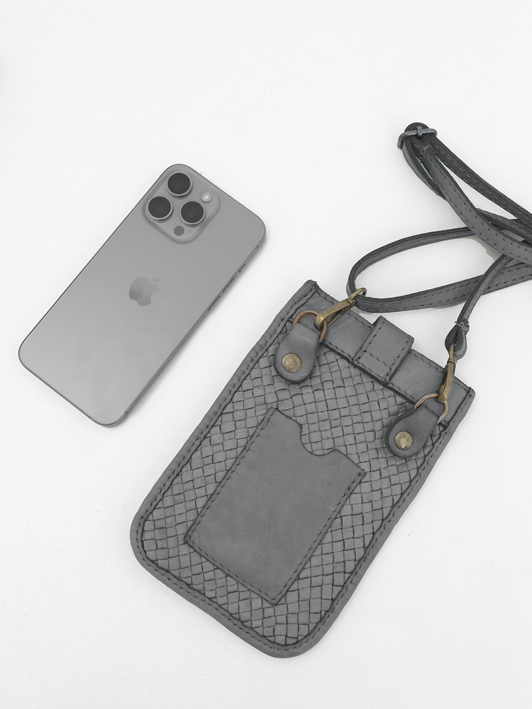 Мини сумка для телефона из винтажной кожи с плетением в сером оттенке от FOLLE