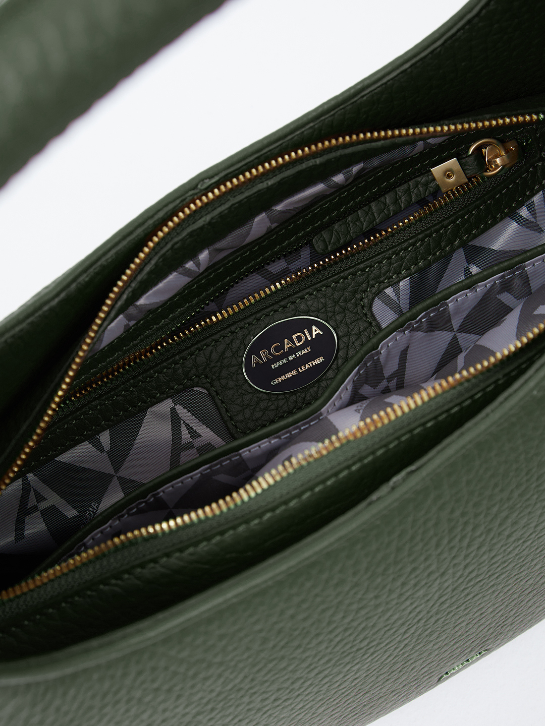 Полукруглая сумка-хобо с миниатюрным золотистым логотипом ARCADIA в зелёном оттенке pino