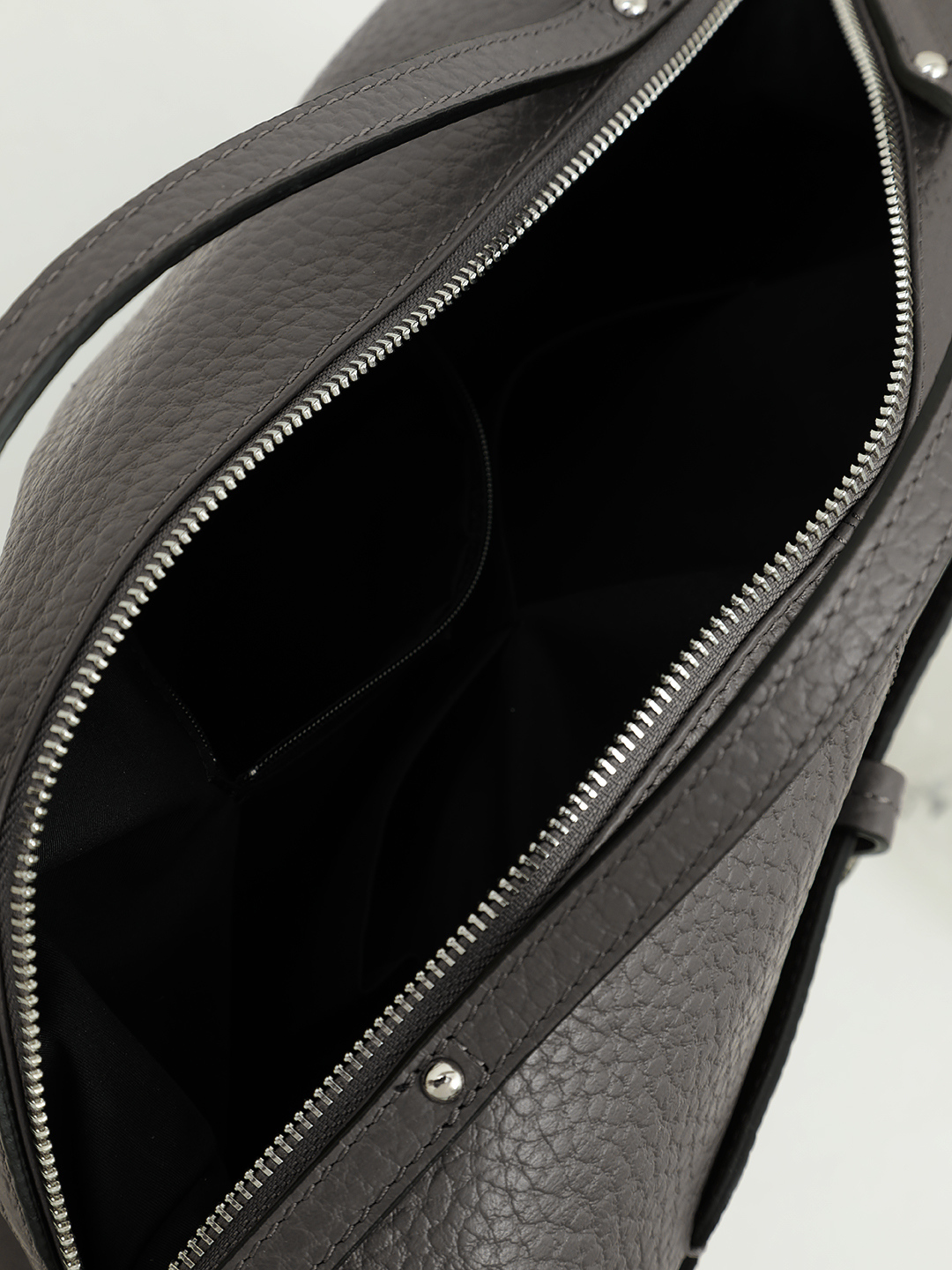 Сэтчел из натуральной крупнозернистой кожи с серебристой фурнитурой от FOLLE чёрного цвета