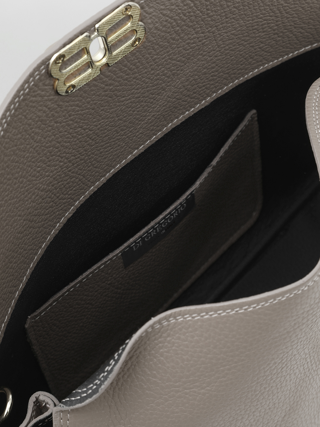 Сумка - боулер с симметричной фурнитурой от Di Gregorio в сером цвете