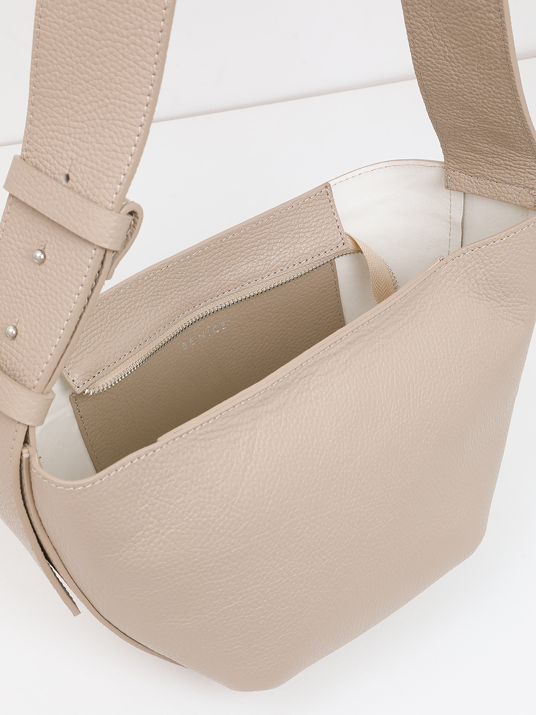 Мраморная сумка-хобо на плечо с регулируемой ручкой от BE NICE