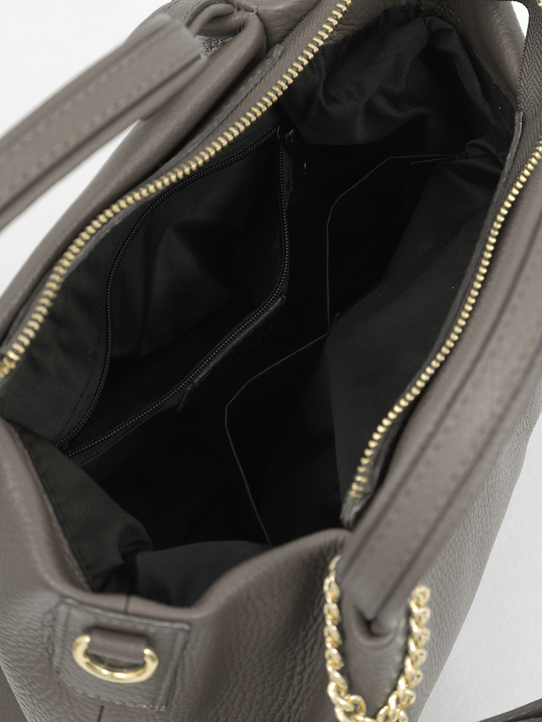 Тоут с брелком-бантом из натуральной кожи от FOLLE в цвете тауп