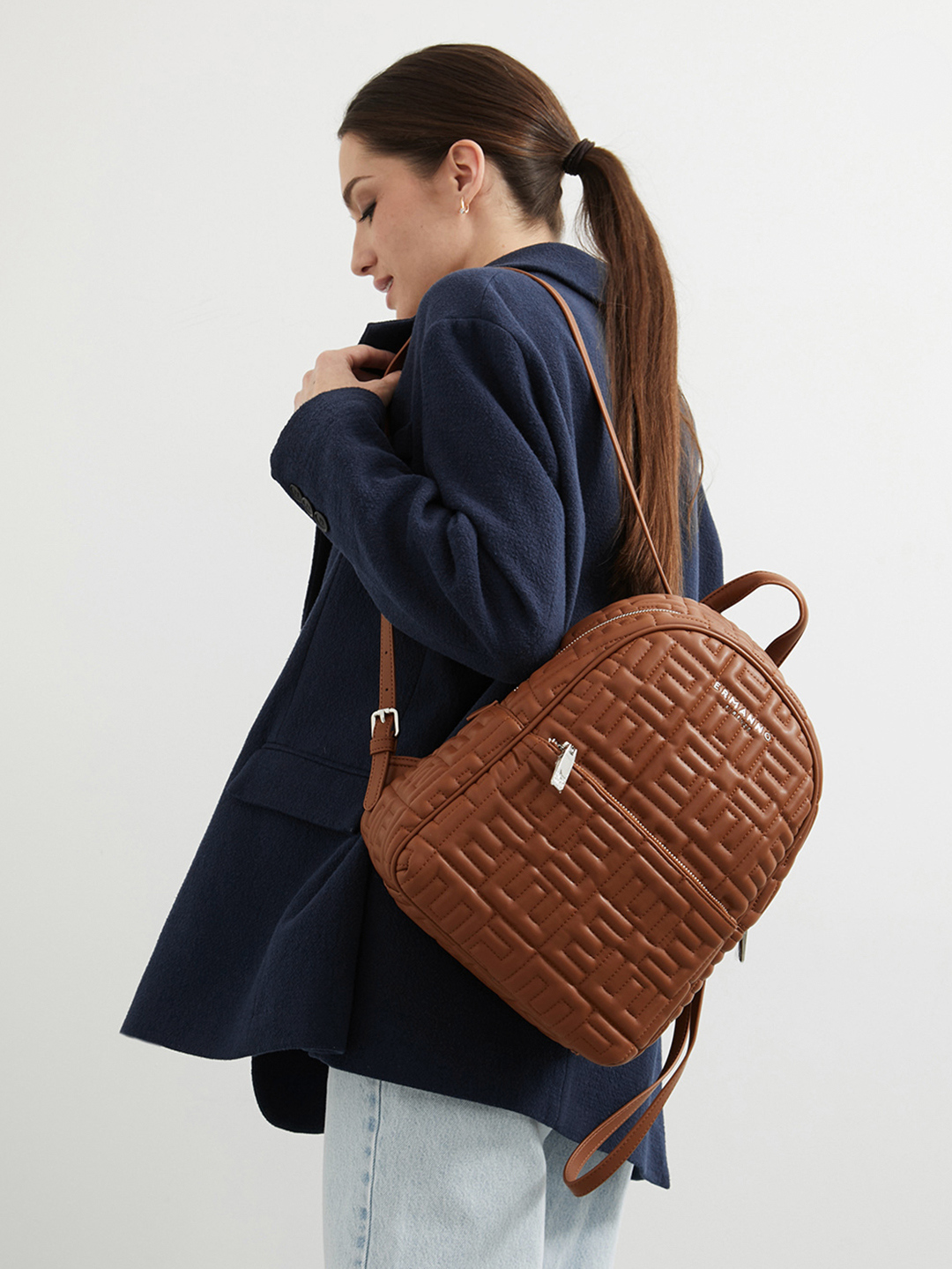 Рюкзак с рельефным брендовым узором от ERMANNO FIRENZE в оттенке загара