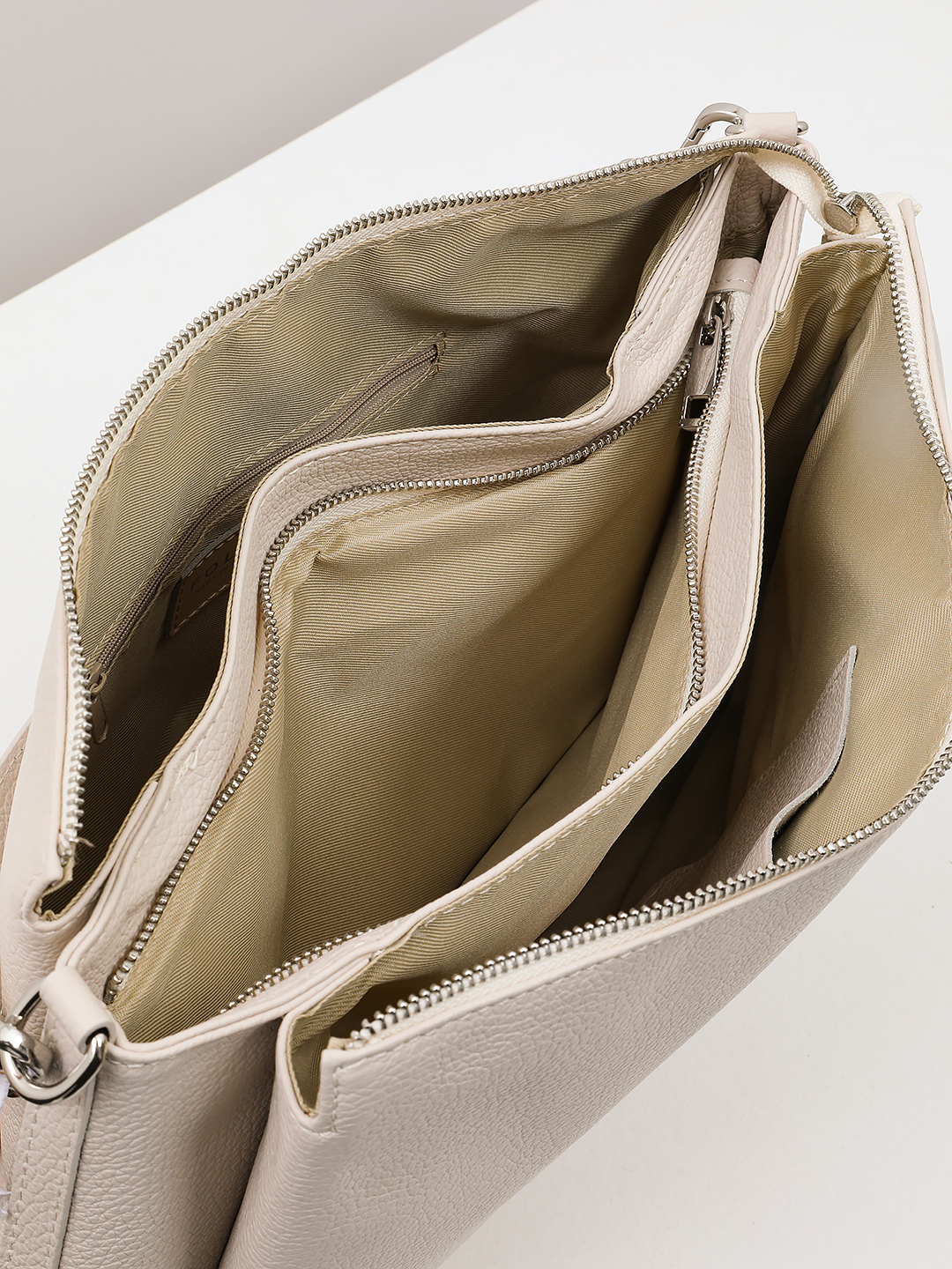 Бежевая сумка-хобо на плечо с фурнитурой серебристого оттенка от FOLLE