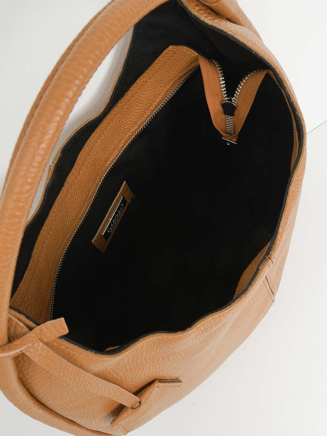 Сумка-мешок на плечо с серебристой фурнитурой от RIPANI в бисквитном оттенке