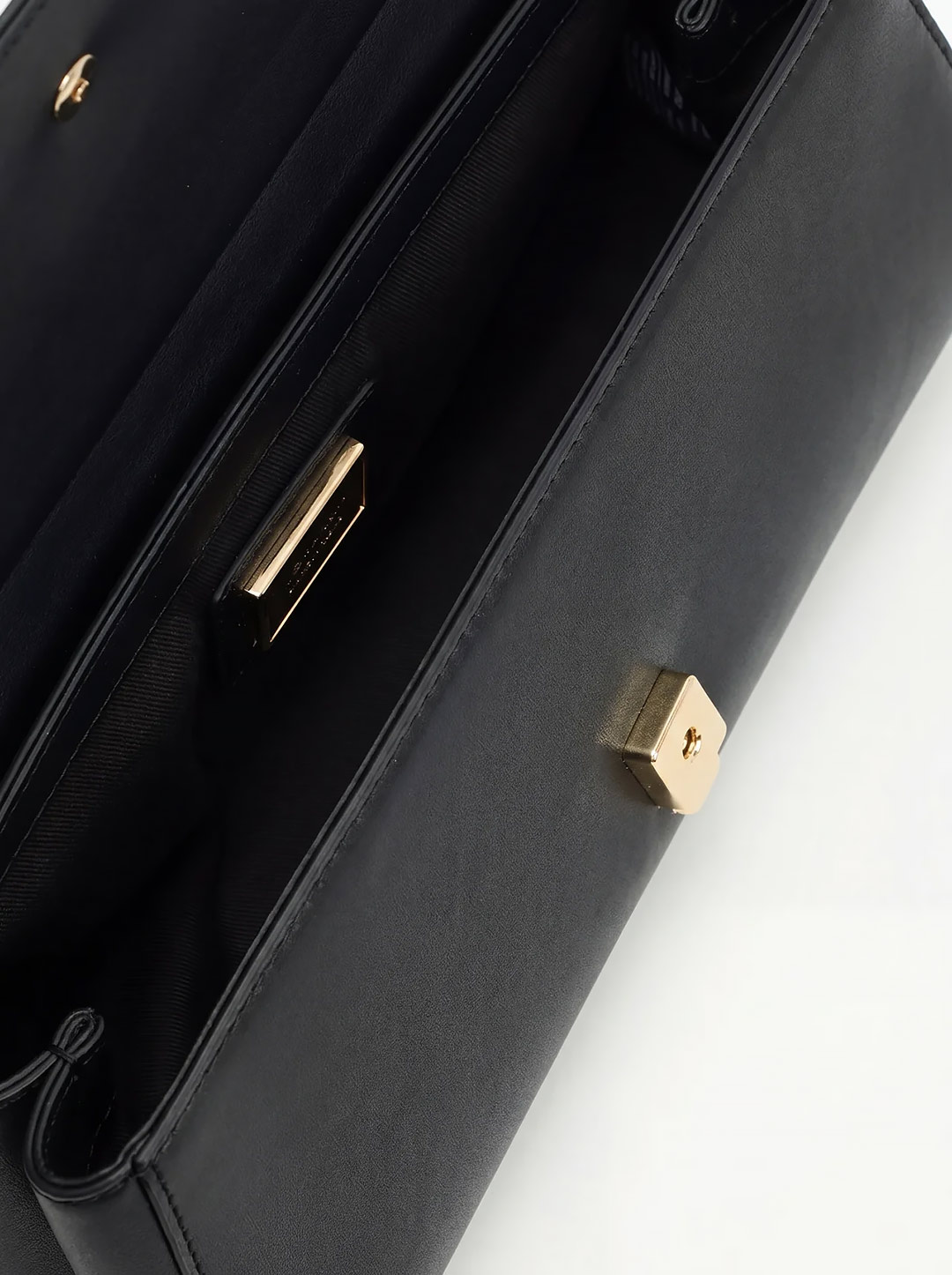 Сумка-багет с пряжкой на клапане от Cromia из натуральной черной кожи