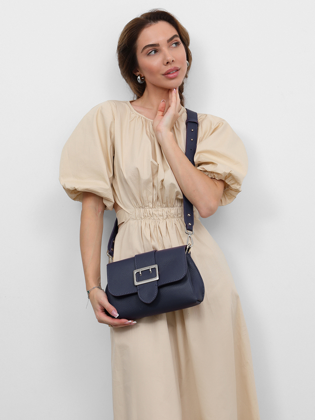 Сумка кросс-боди с фурнитурой в виде пряжки ремня от FOLLE в тёмно-синем цвете