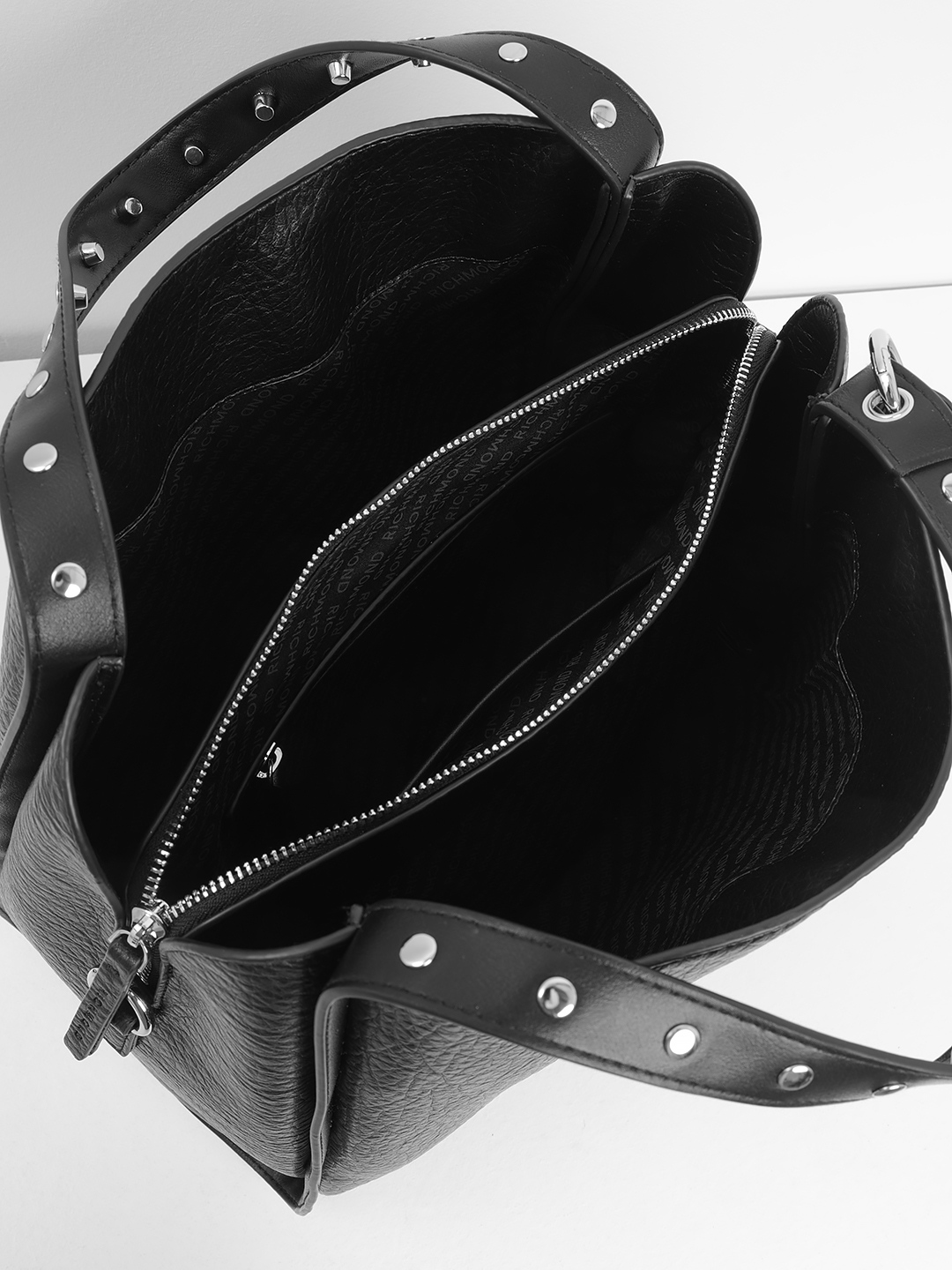 Чёрная сумка с шипами на ручке и пуллером-кисточкой от John Richmond