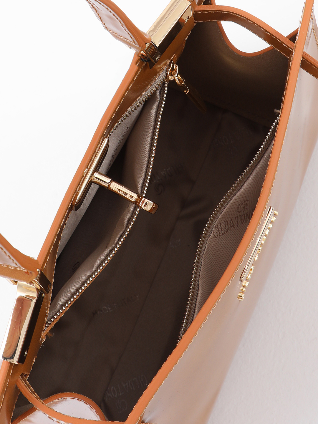 Однорукий сэтчел с золотистой поворотной фурнитурой от Gilda Tonelli горчичного оттенка