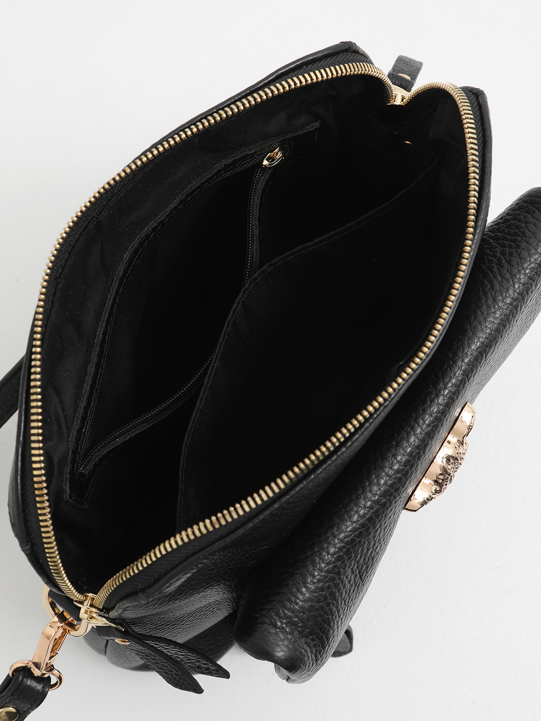 Чёрная сумка через плечо с фурнитурой в виде головы льва на внешнем кармане от FOLLE