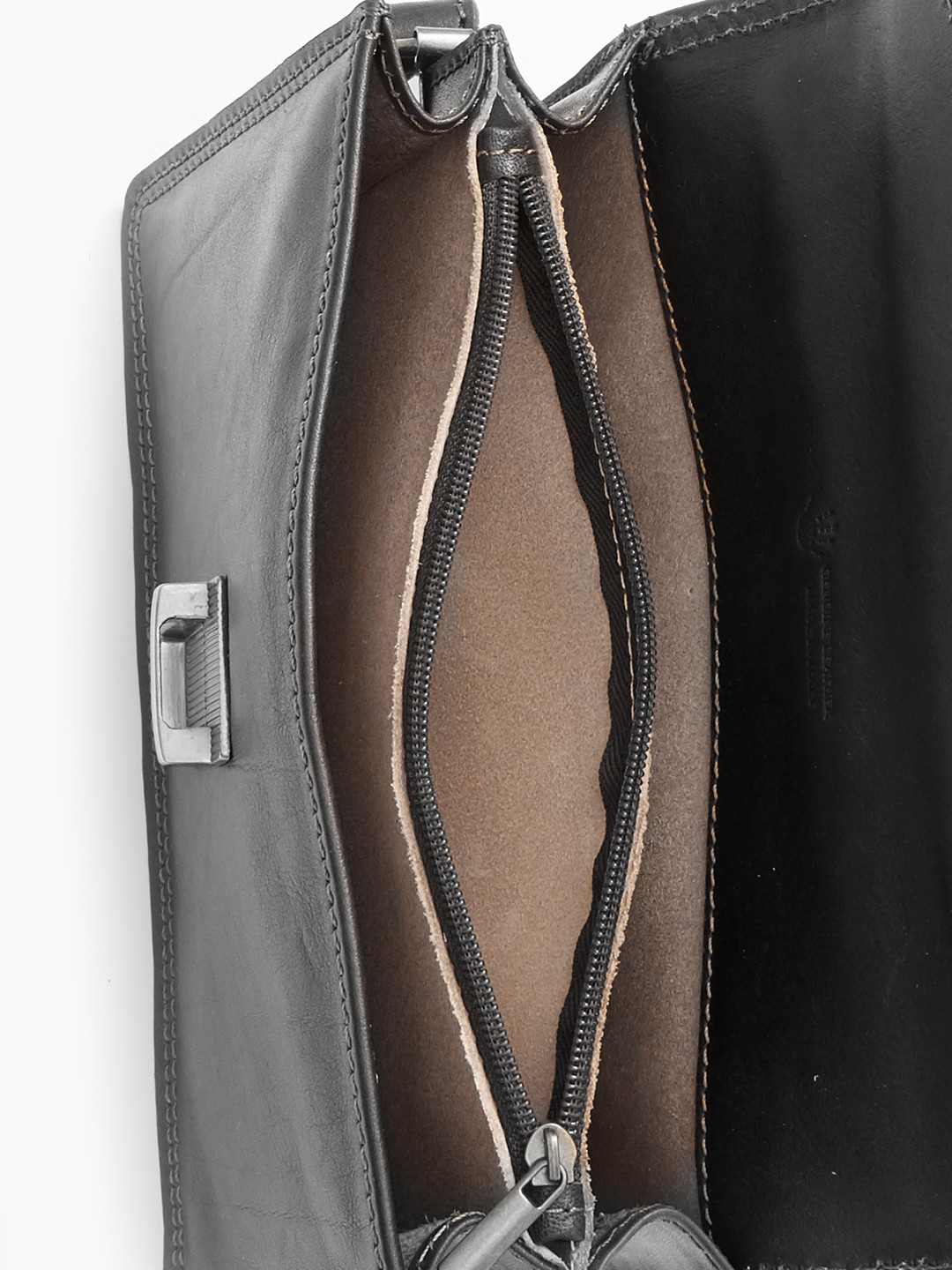 Сумка-барсетка чёрного цвета с дополнительной ручкой из винтажной кожи vacchetta от Folle uomo